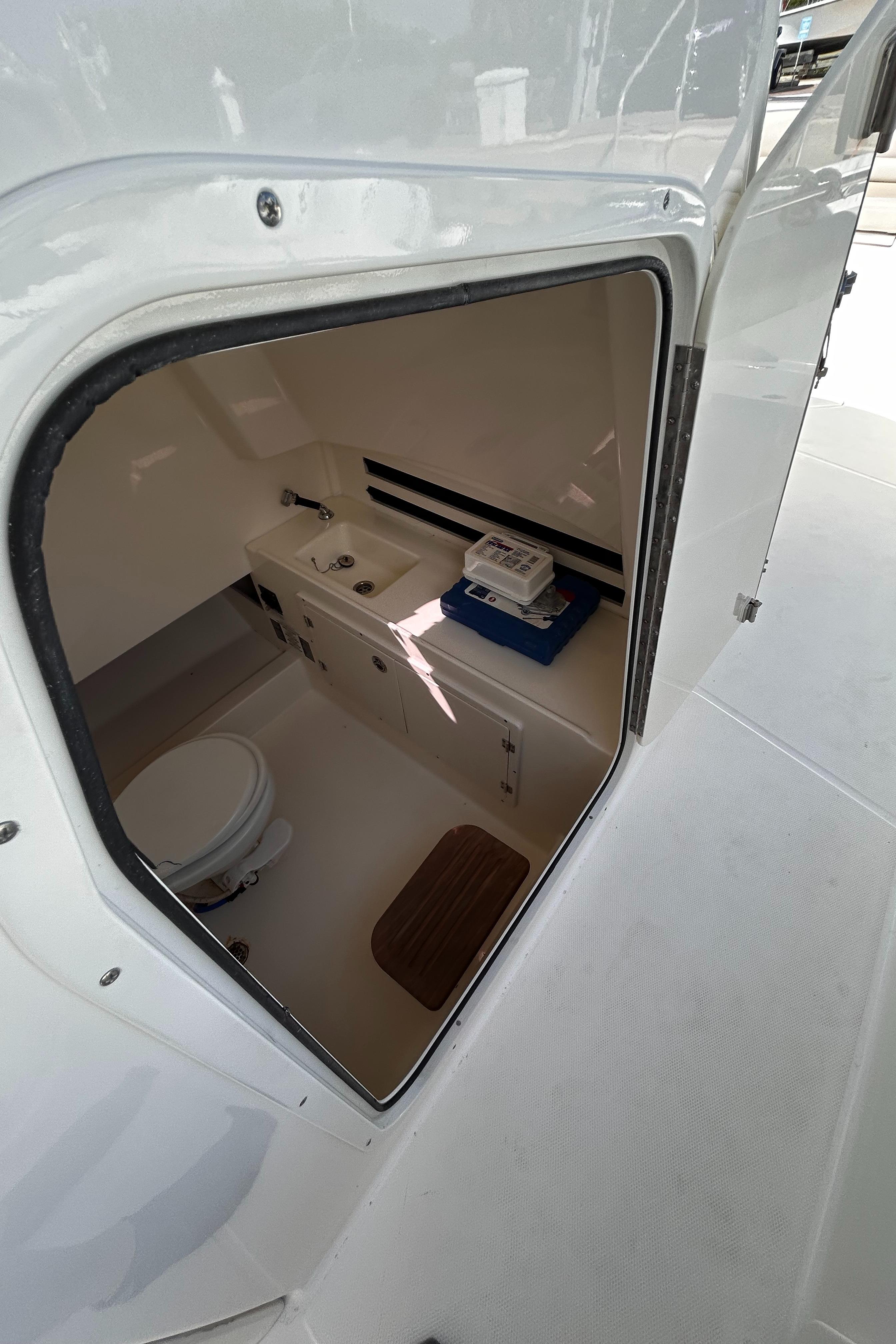 2017 33 Boston Whaler 330 Outrage Head