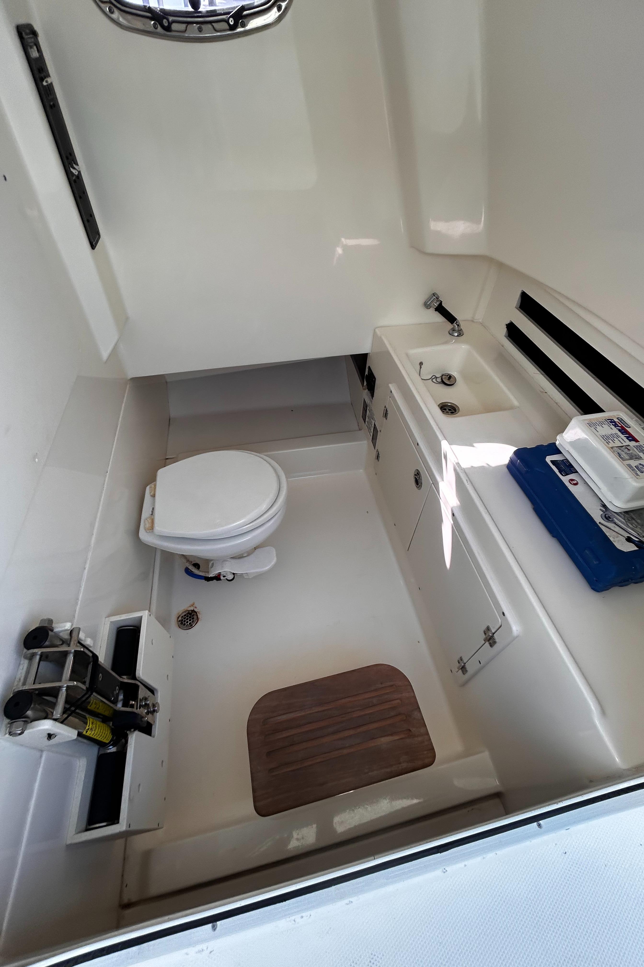 2017 33 Boston Whaler 330 Outrage Head