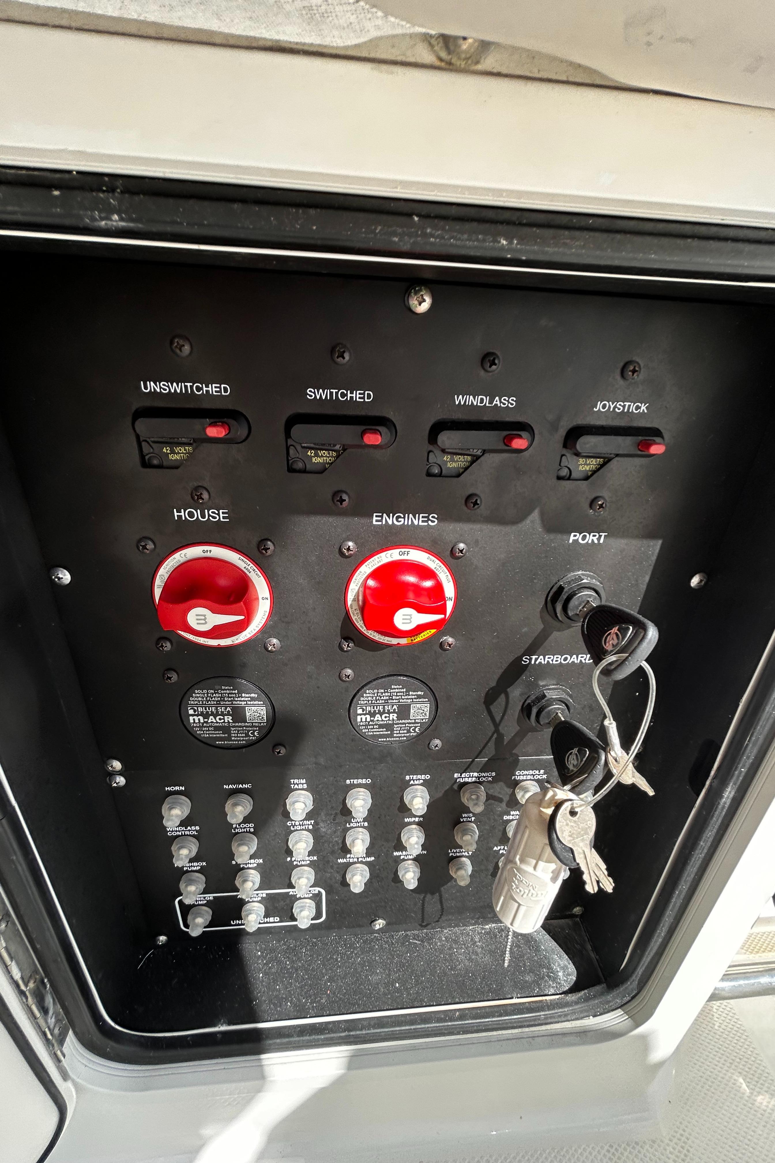 2017 33 Boston Whaler 330 Outrage Battery Switches