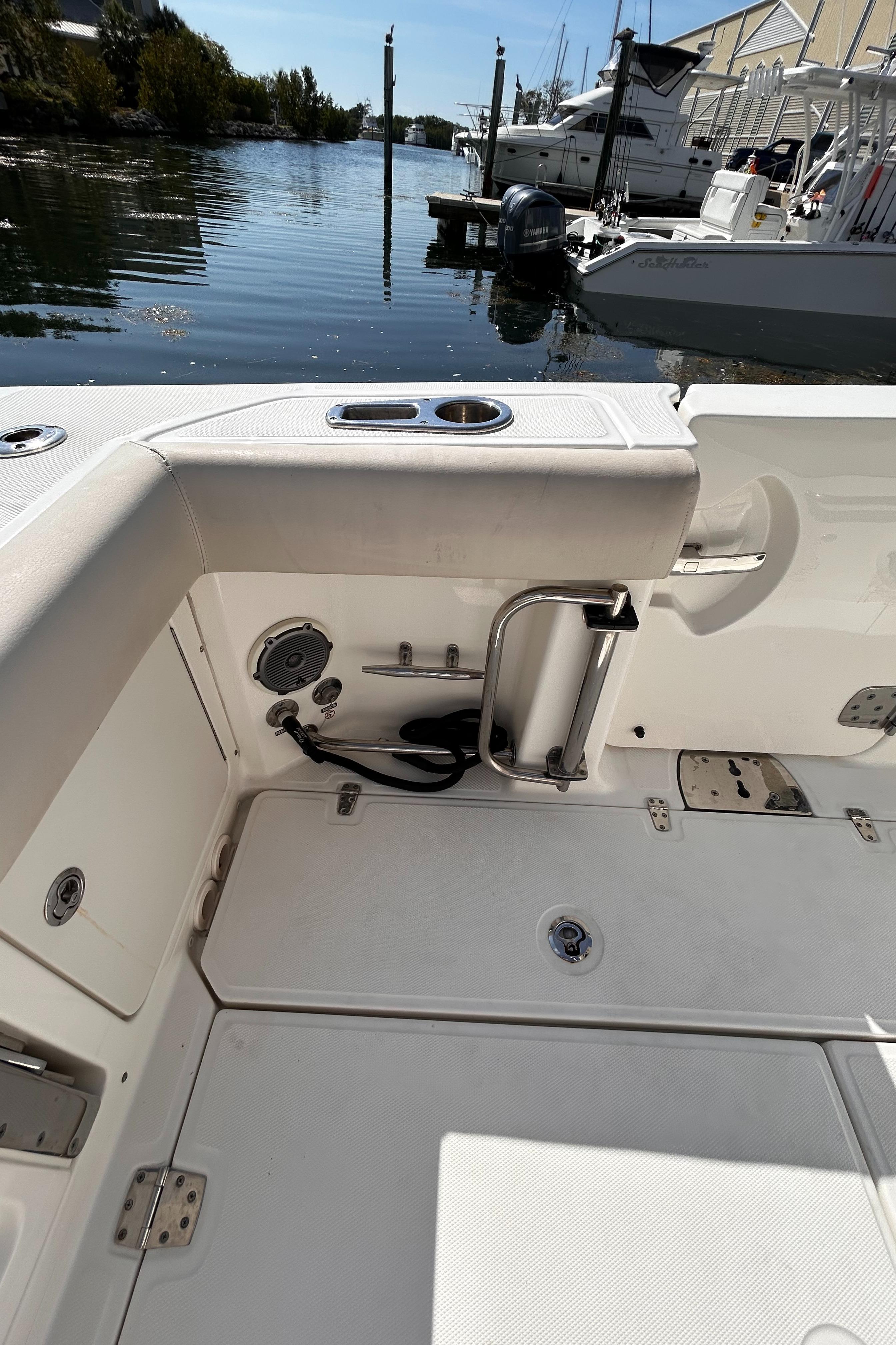 2017 33 Boston Whaler 330 Outrage Port Dive Door