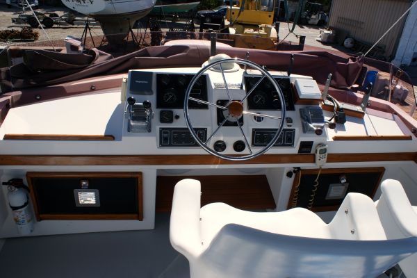 33 Cape Dory FB Upper helm