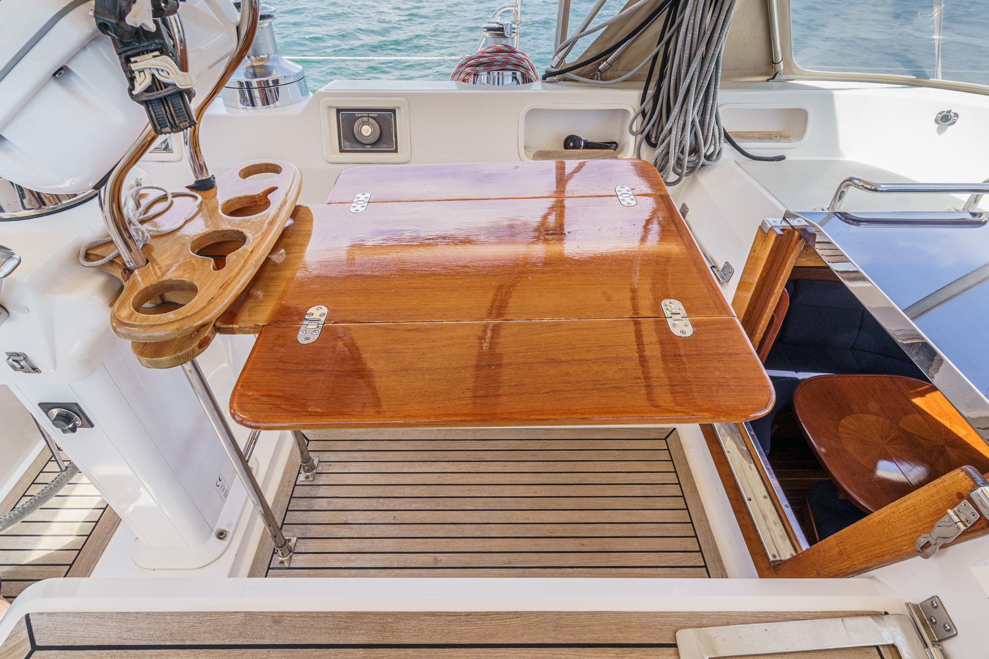 2001 Hylas 49 