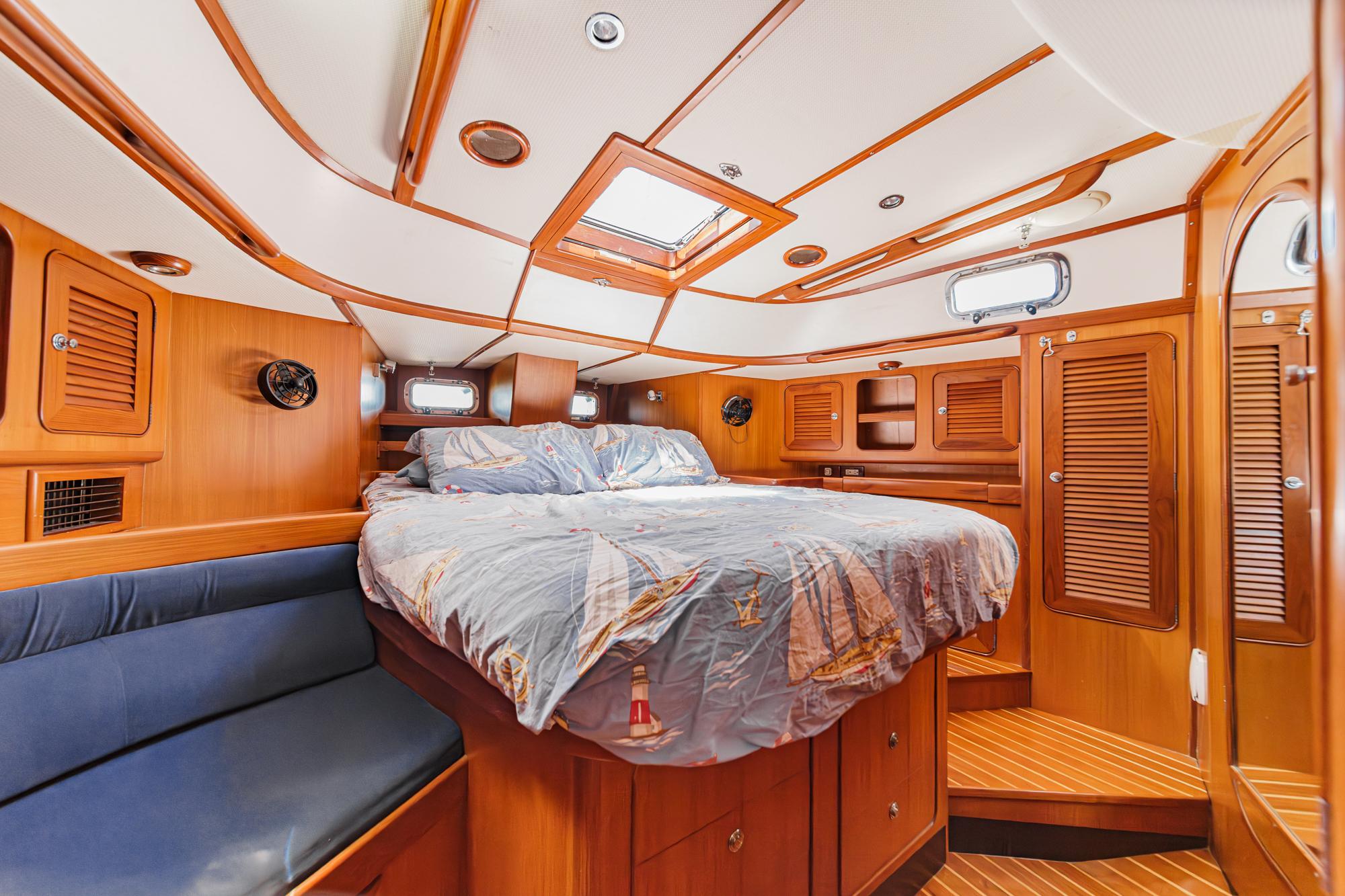 2001 Hylas 49 