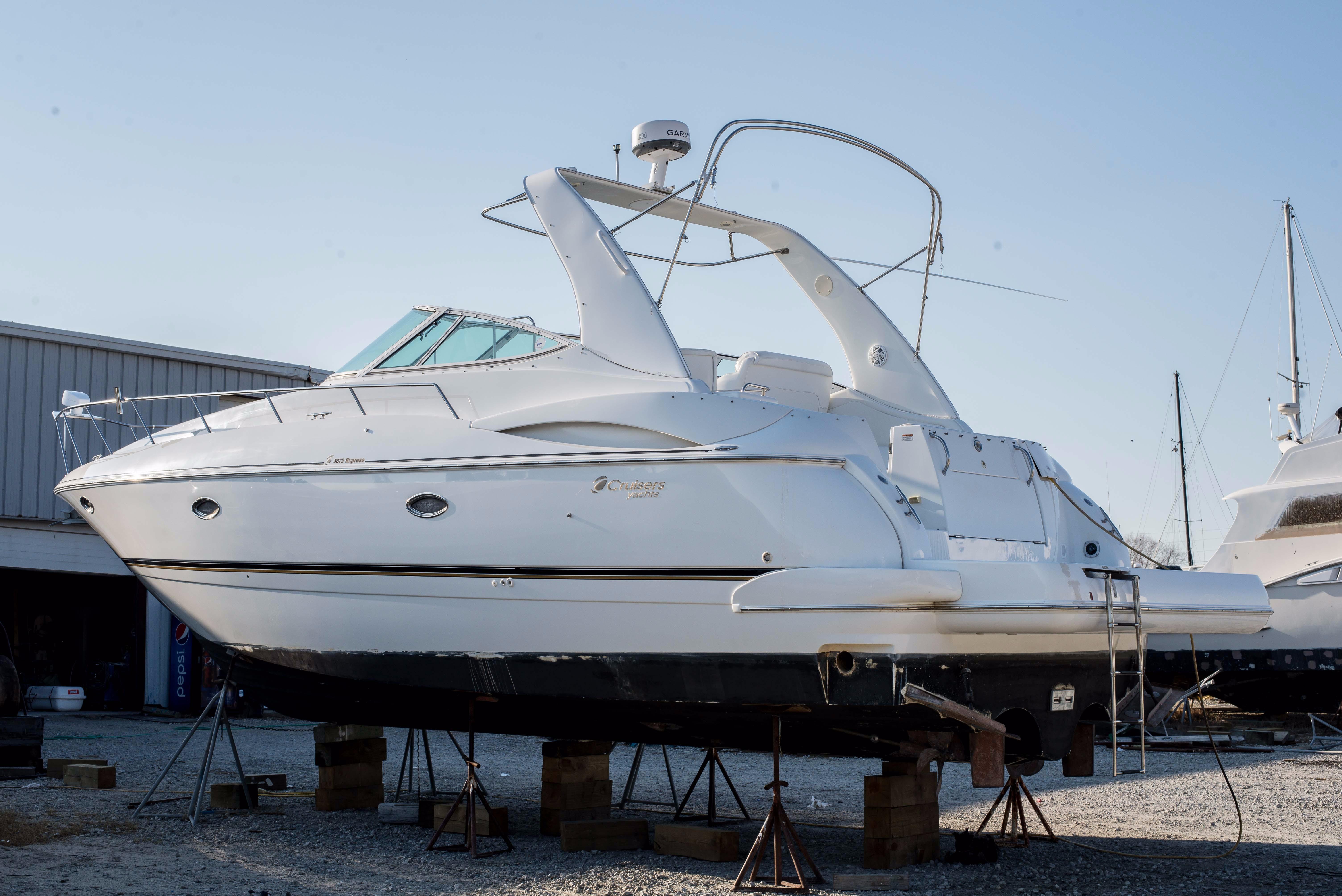 2001 Cruisers Yachts 3672 Express