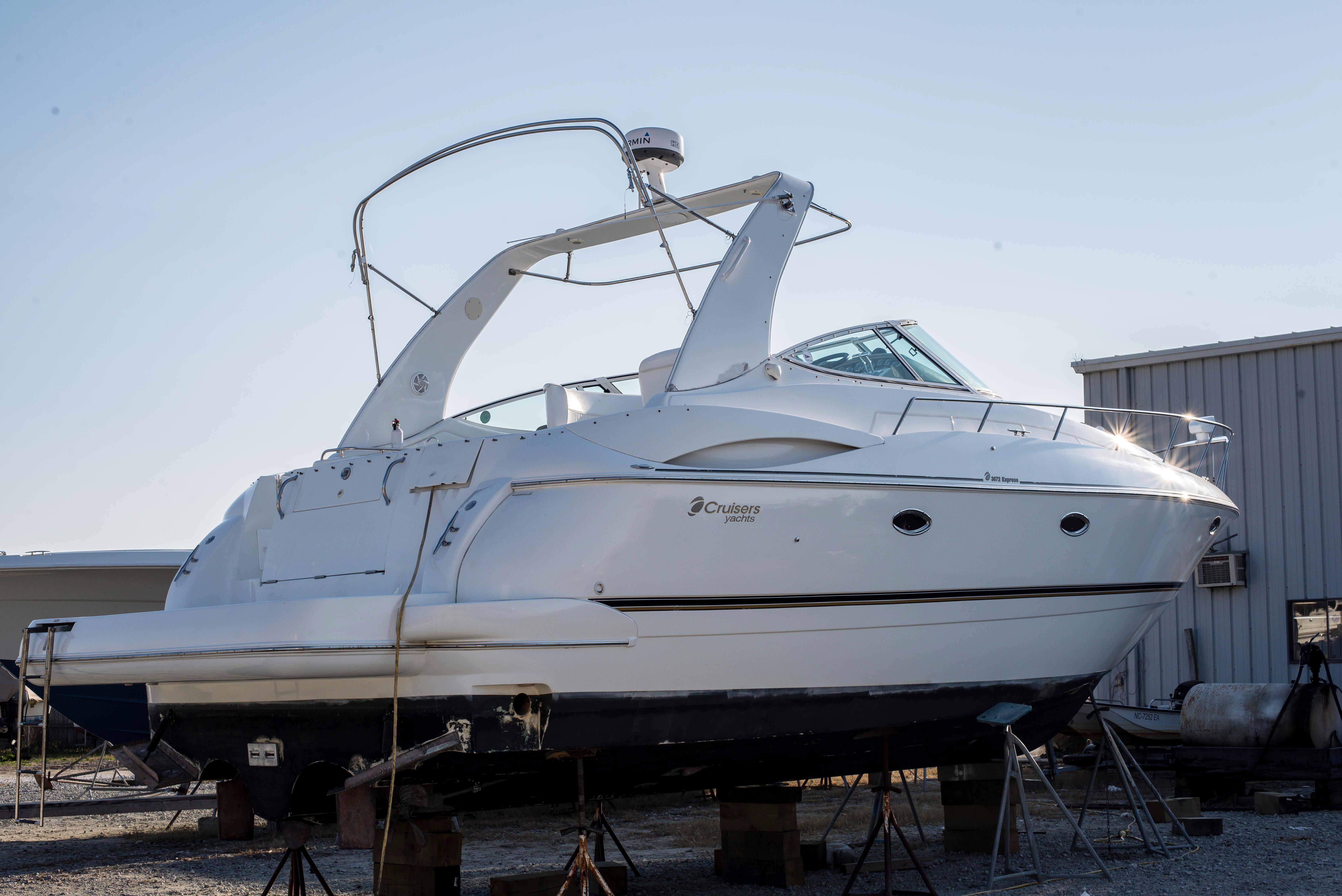 2001 Cruisers Yachts 3672 Express