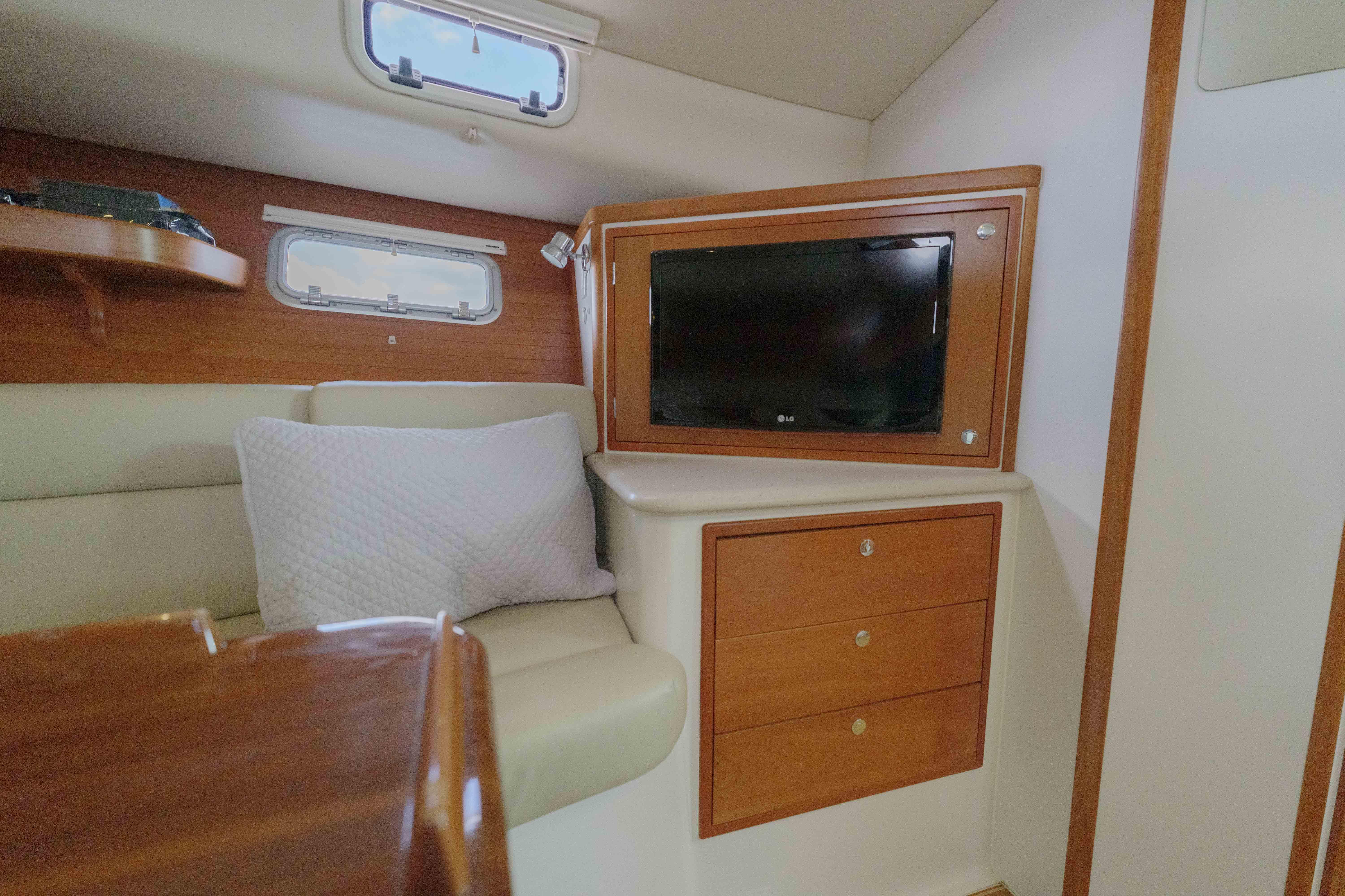 MJM Yachts 36 Sonsie - Cabin