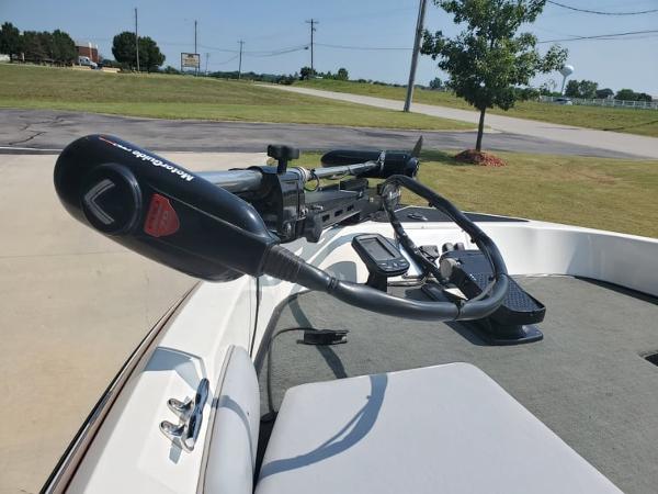 2009 Stratos boat for sale, model of the boat is 486 Ski-N-Fish & Image # 11 of 12
