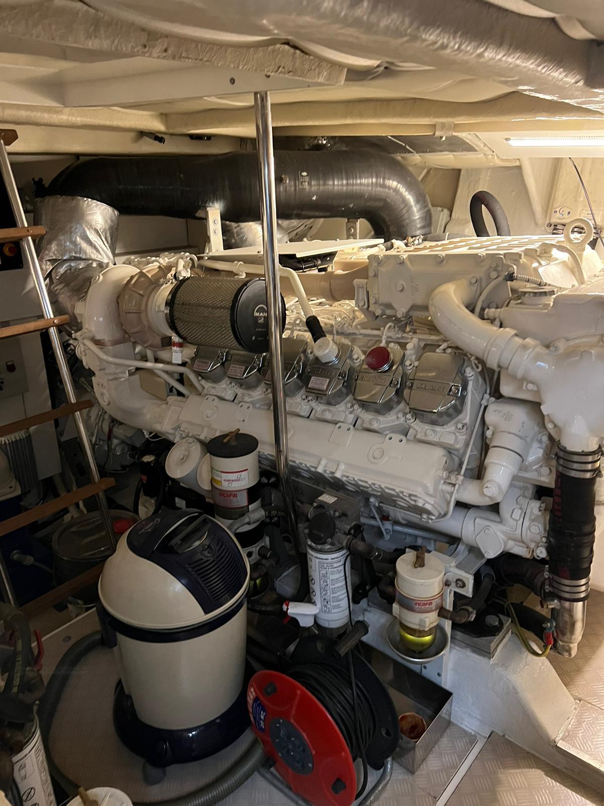 2012 Ferretti Yachts 700