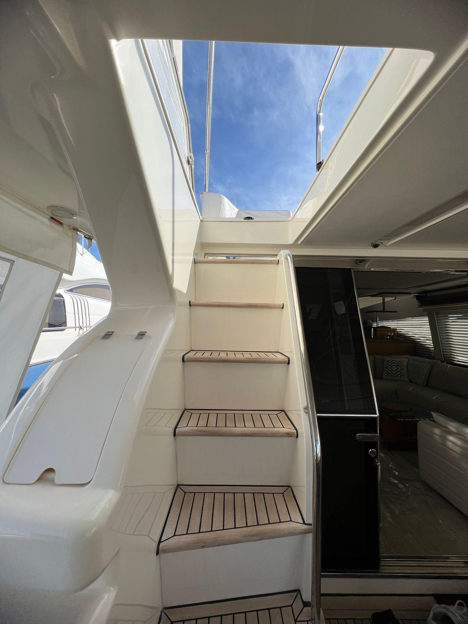 2012 Ferretti Yachts 700