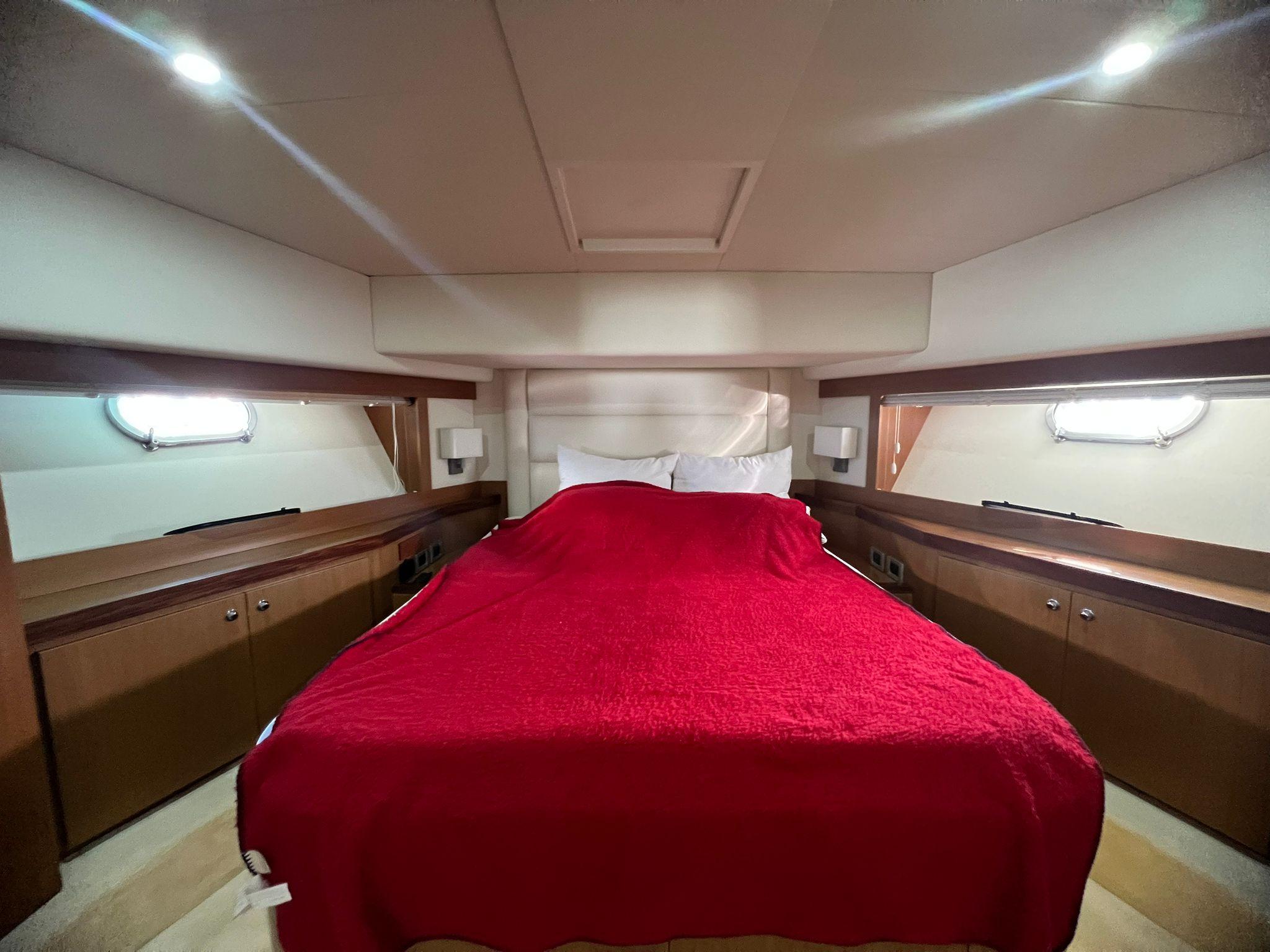2012 Ferretti Yachts 700