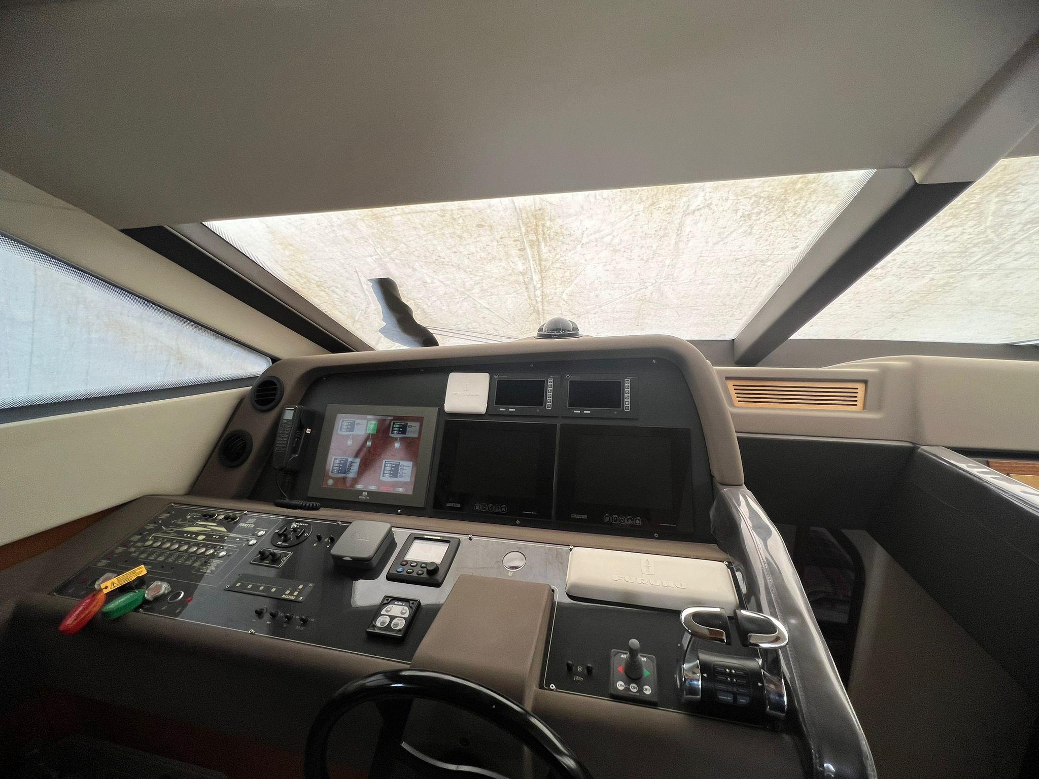 2012 Ferretti Yachts 700