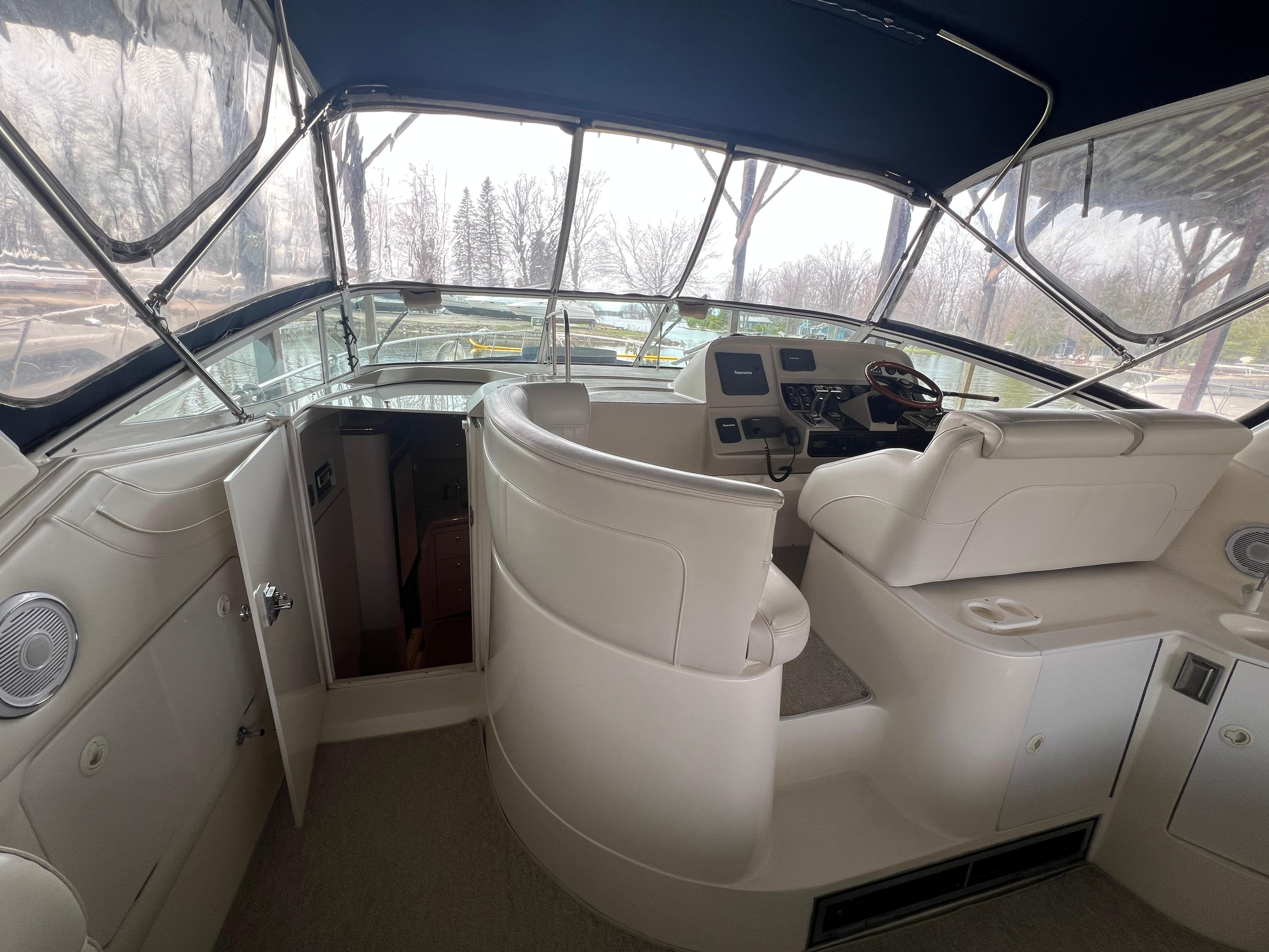 2000-cruisers-yachts-3575-esprit-power-9718381-20250511083615350-1_XLARGE
