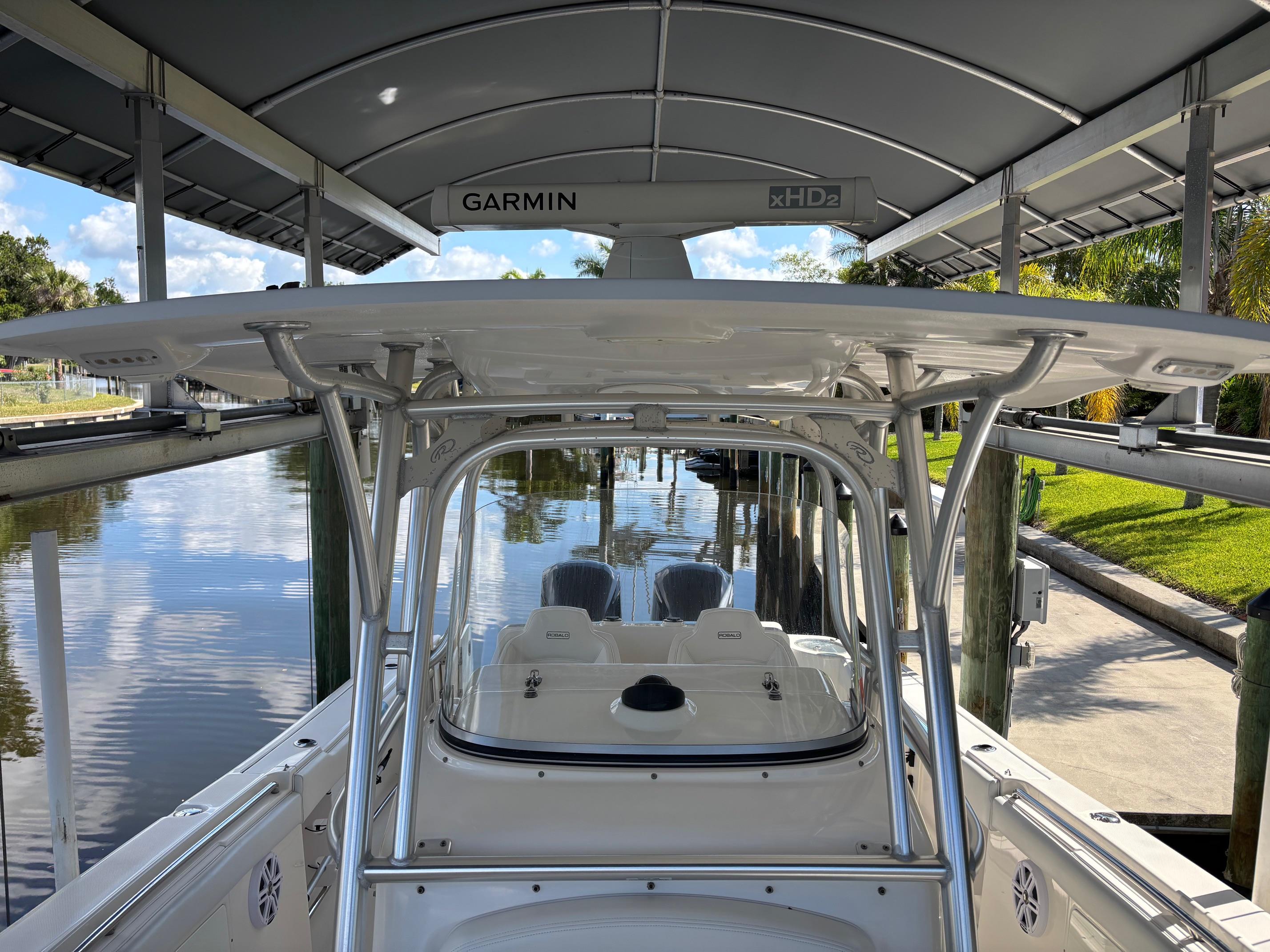 2015-robalo-r300-center-console-power-9738309-20250429113629345-1_XLARGE