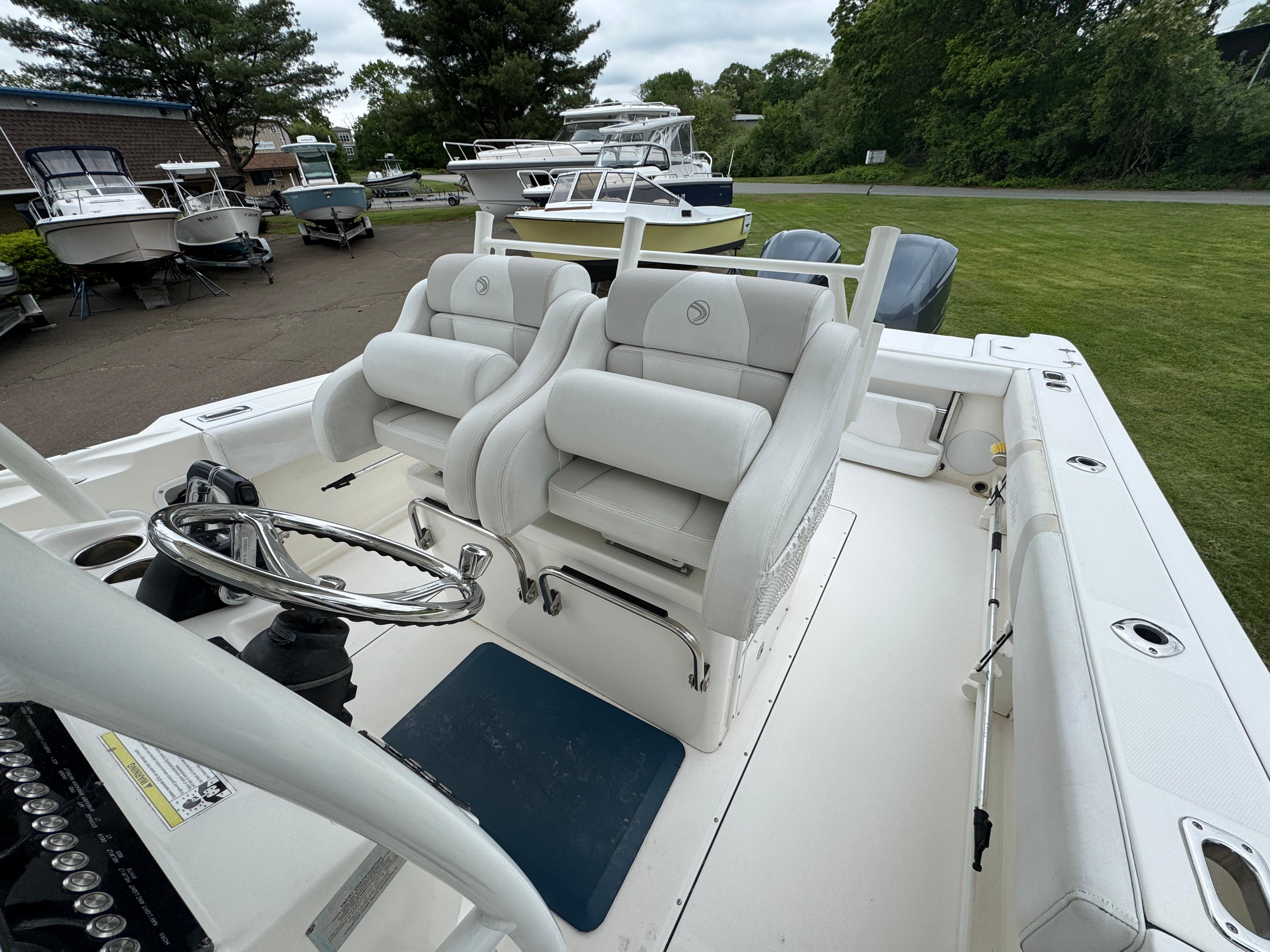 2013-edgewater-318cc-power-9808401-20250523133535259-1_XLARGE