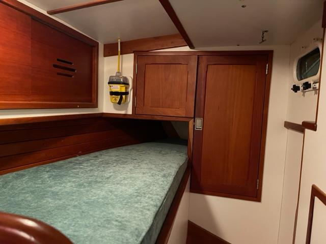 Trillium Yacht Photos Pics Walk-In Aft Quarter Berth