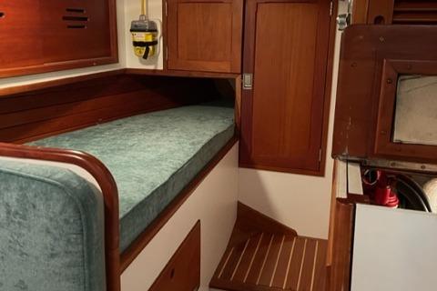 Trillium Yacht Photos Pics Walk-In Aft Quarter Berth