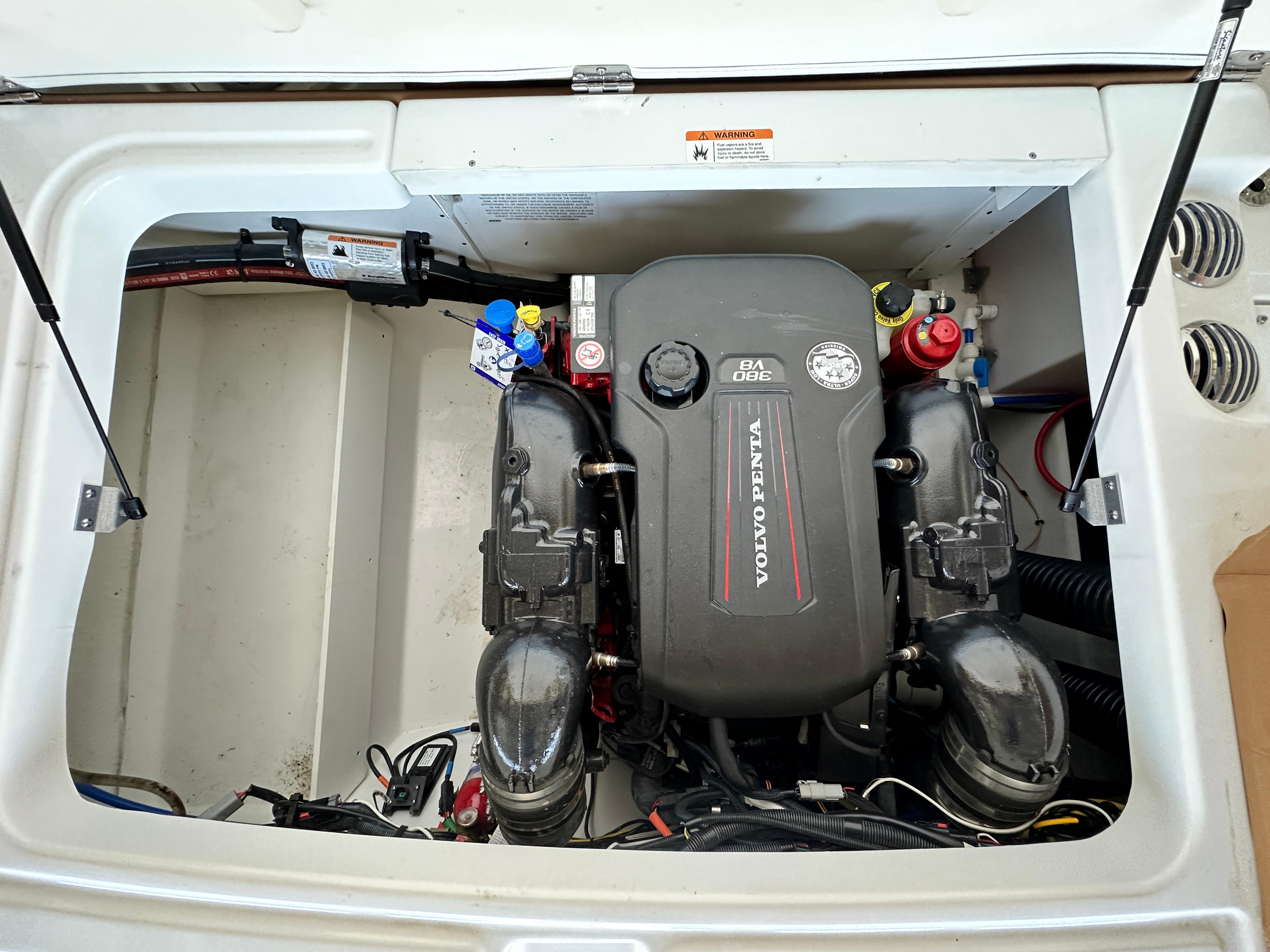 2023-four-winns-hd8-power-9758423-20250415083443040-1_XLARGE