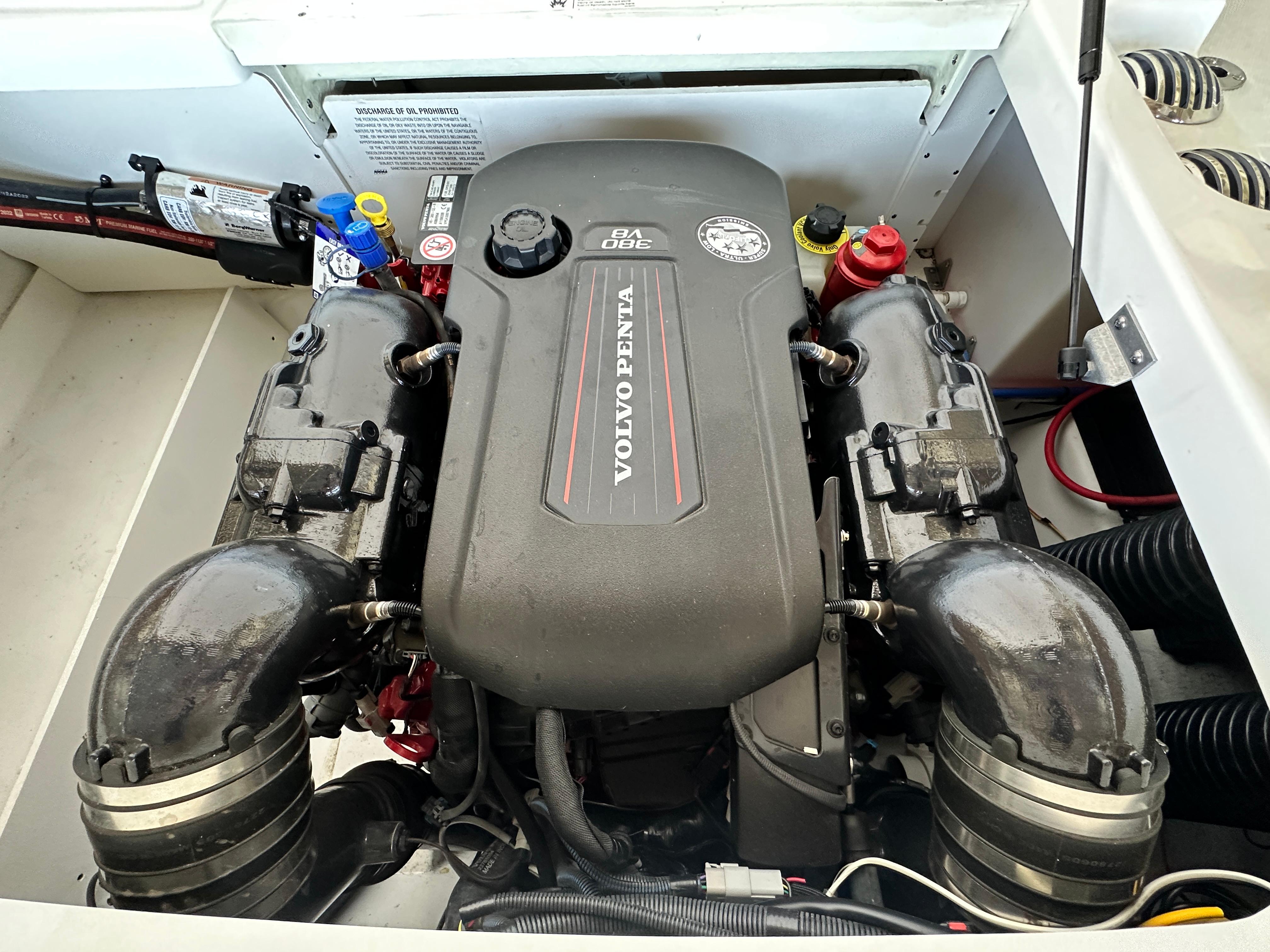 2023-four-winns-hd8-power-9758423-20250415083451336-1_XLARGE