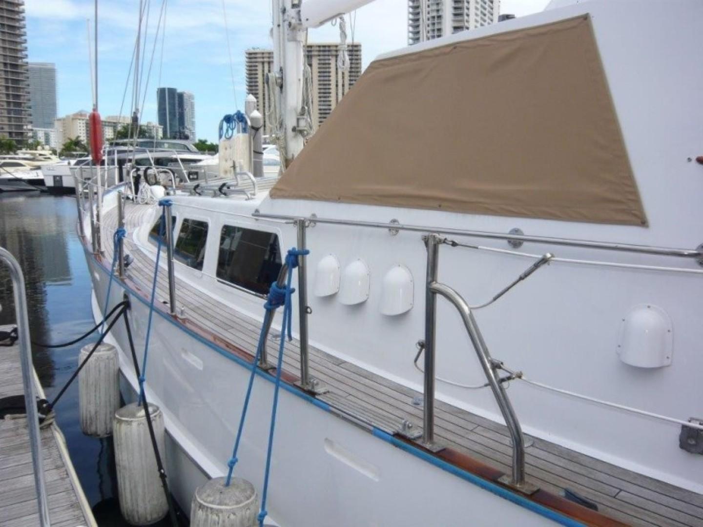 Cheoy Lee-Sloop 1990-Maraya FL-US-1990 Cheoy Lee Sloop docked at marina with city skyline in background.-9808426 | Thumbnail