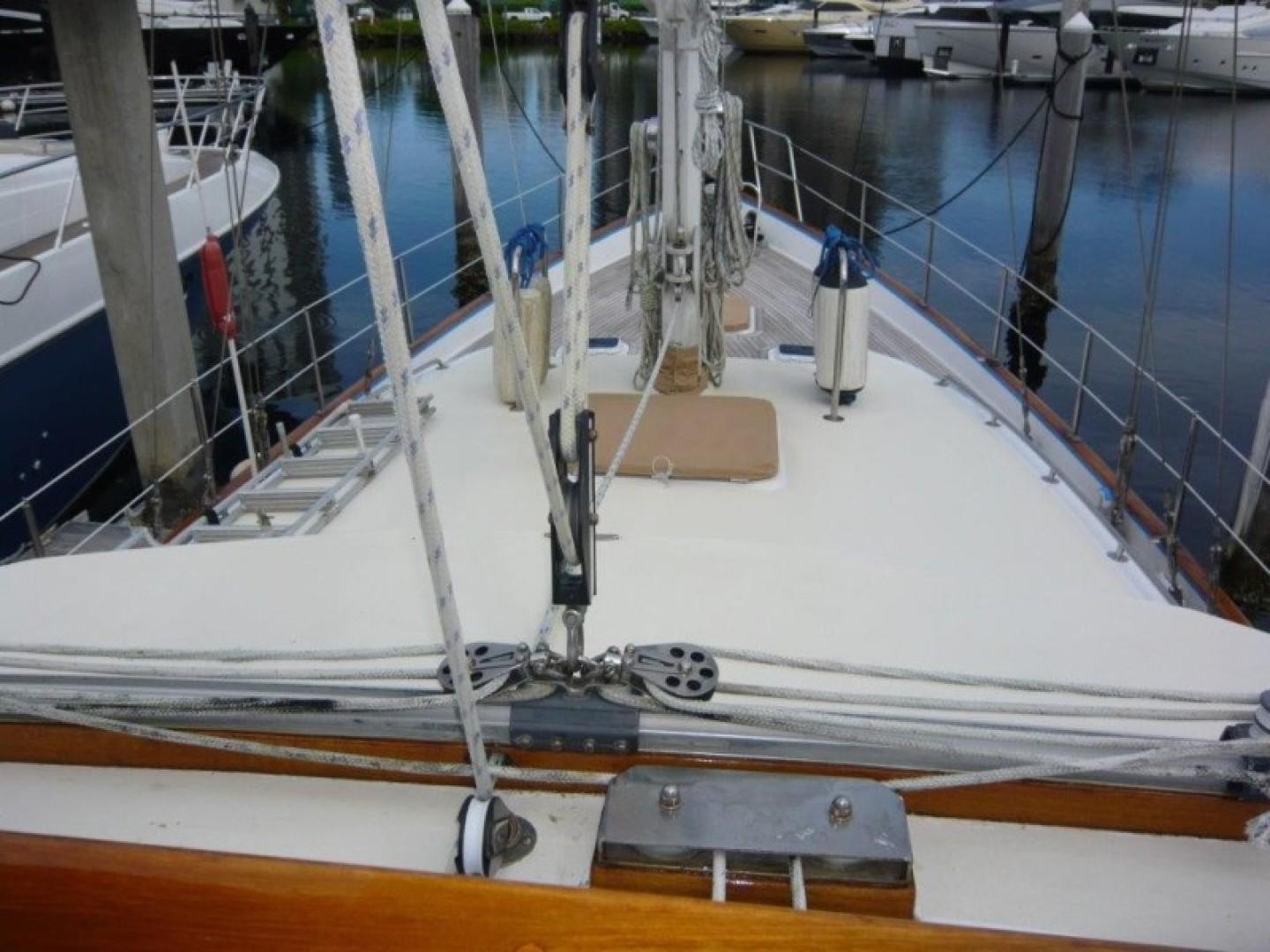 Cheoy Lee-Sloop 1990-Maraya FL-US-1990 Cheoy Lee Sloop sailboat deck with rigging and marina background.-9808426 | Thumbnail