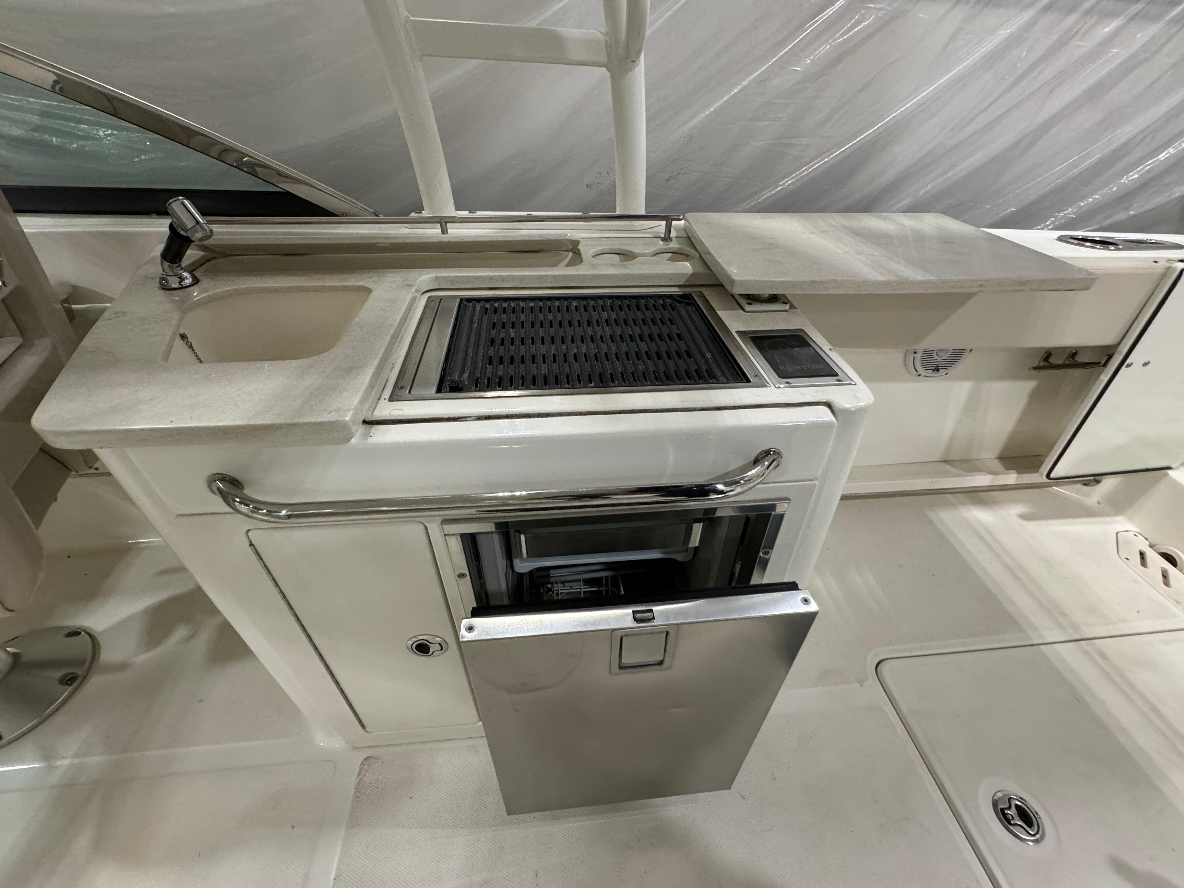 2016-boston-whaler-270-vantage-power-9738438-20250328123318224-1_XLARGE