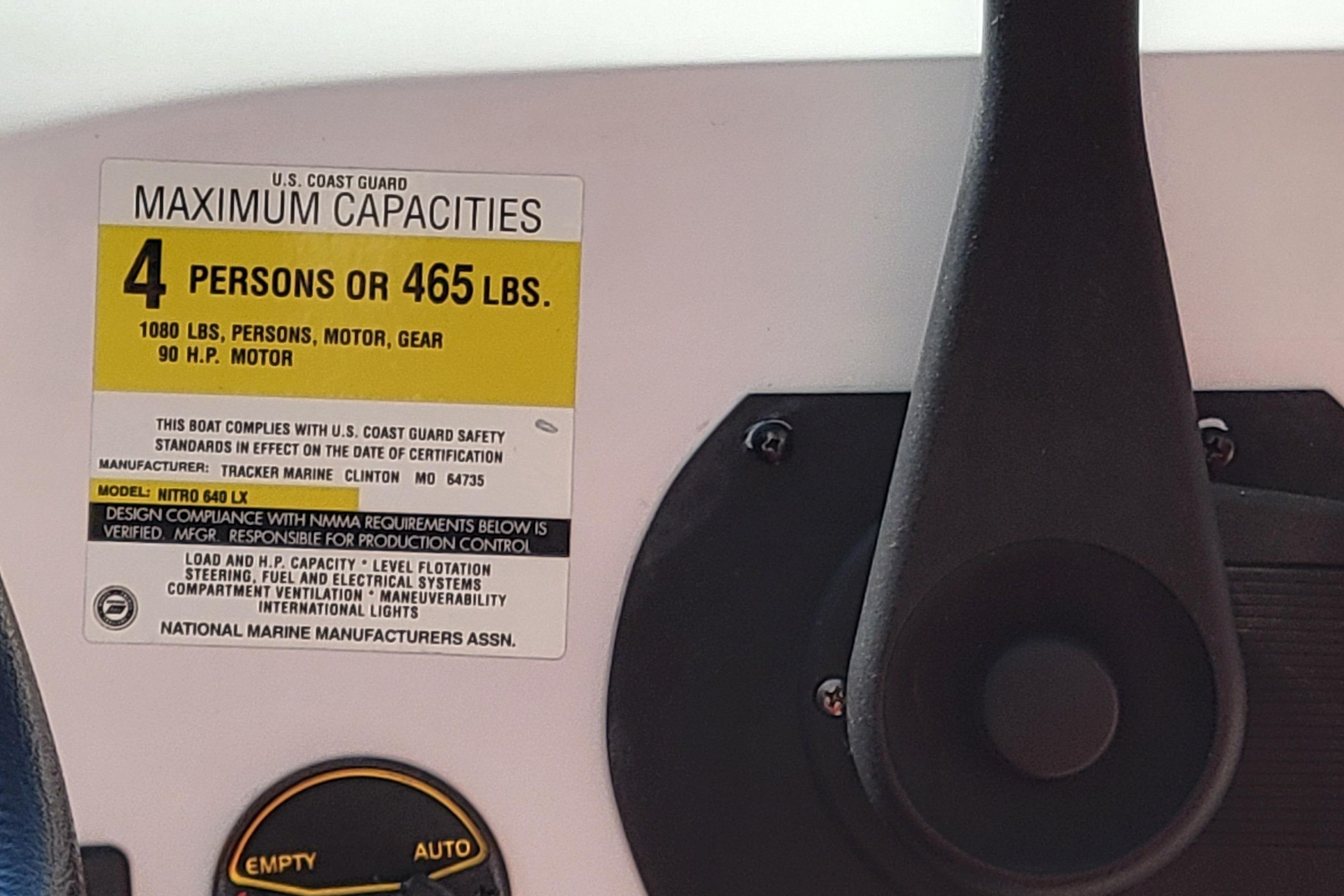 Capacity label on 2000 Nitro 640LX boat, indicating 4 persons or 465 lbs limit.