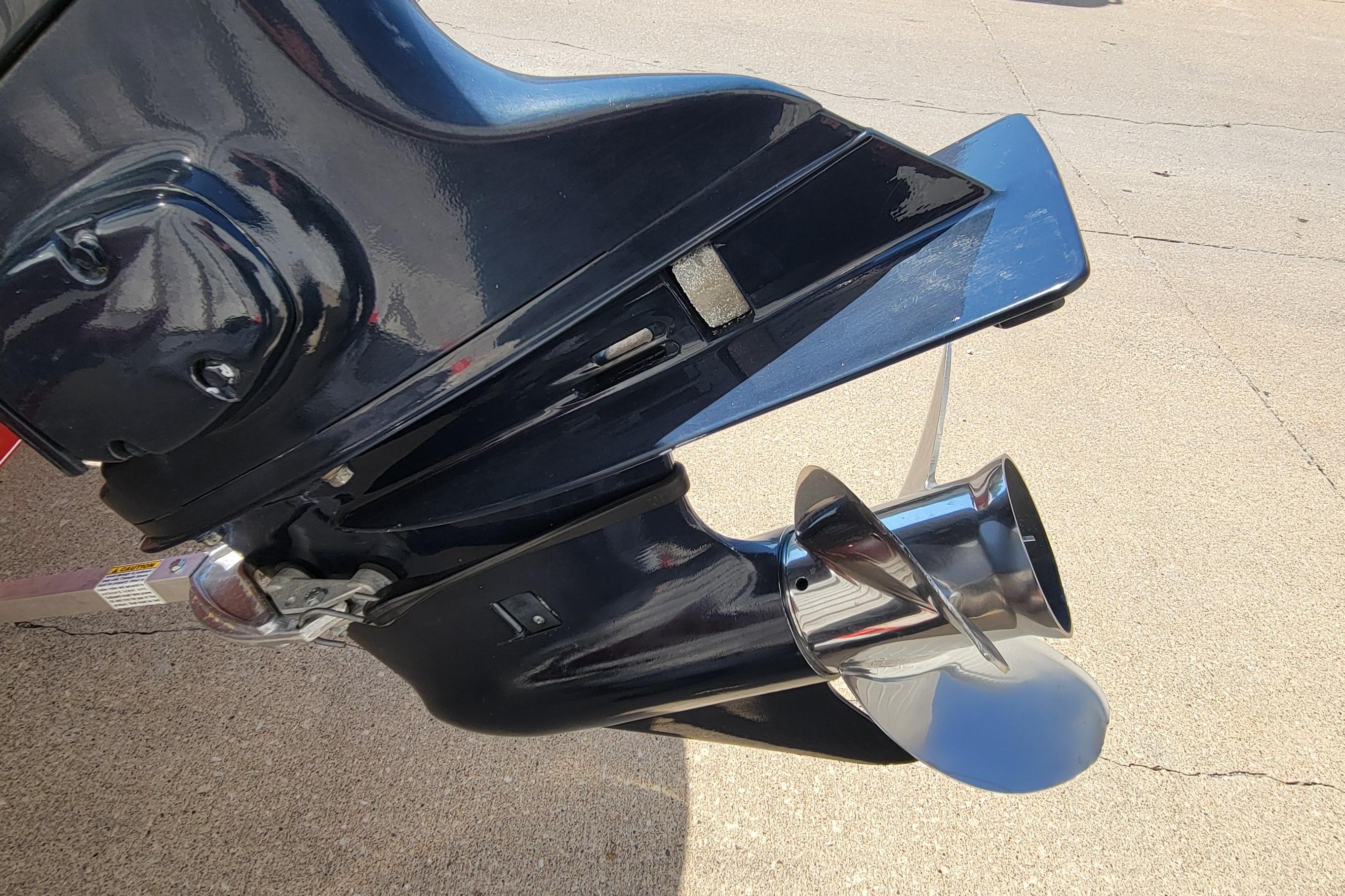Outboard motor of a 2000 Nitro 640LX boat, featuring a shiny propeller.