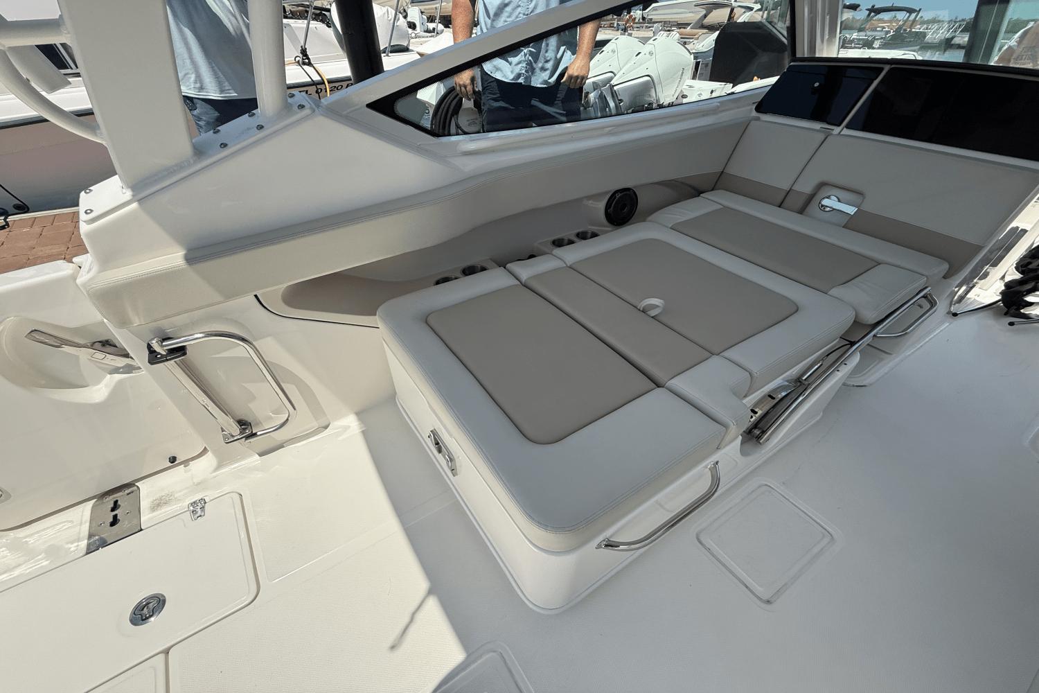 2024-boston-whaler-280-vantage-power-9818451-980077488-0-290520251012-30