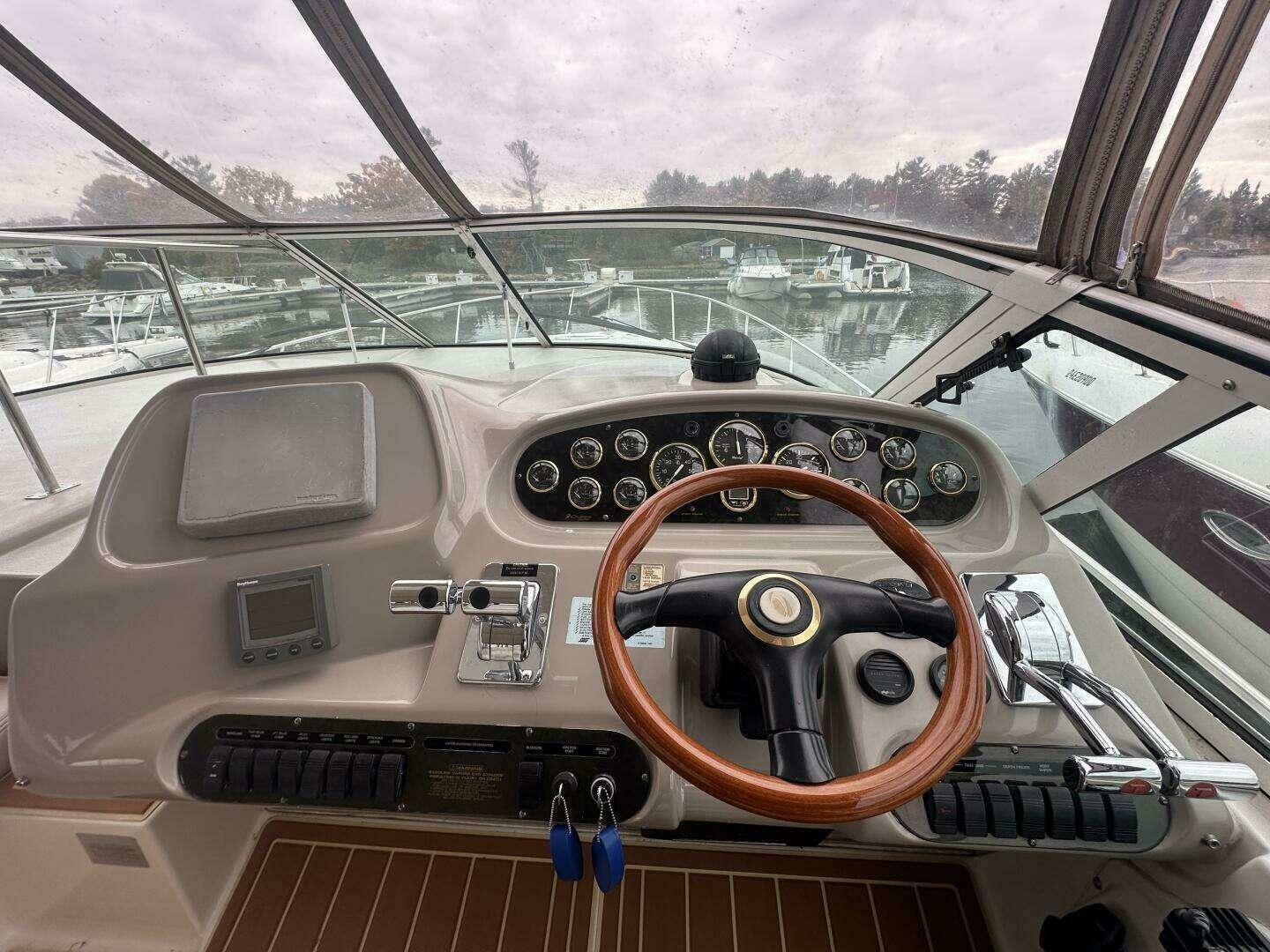 2001-cruisers-yachts-3672-express-power-9808465-20250523140327093-1_XLARGE