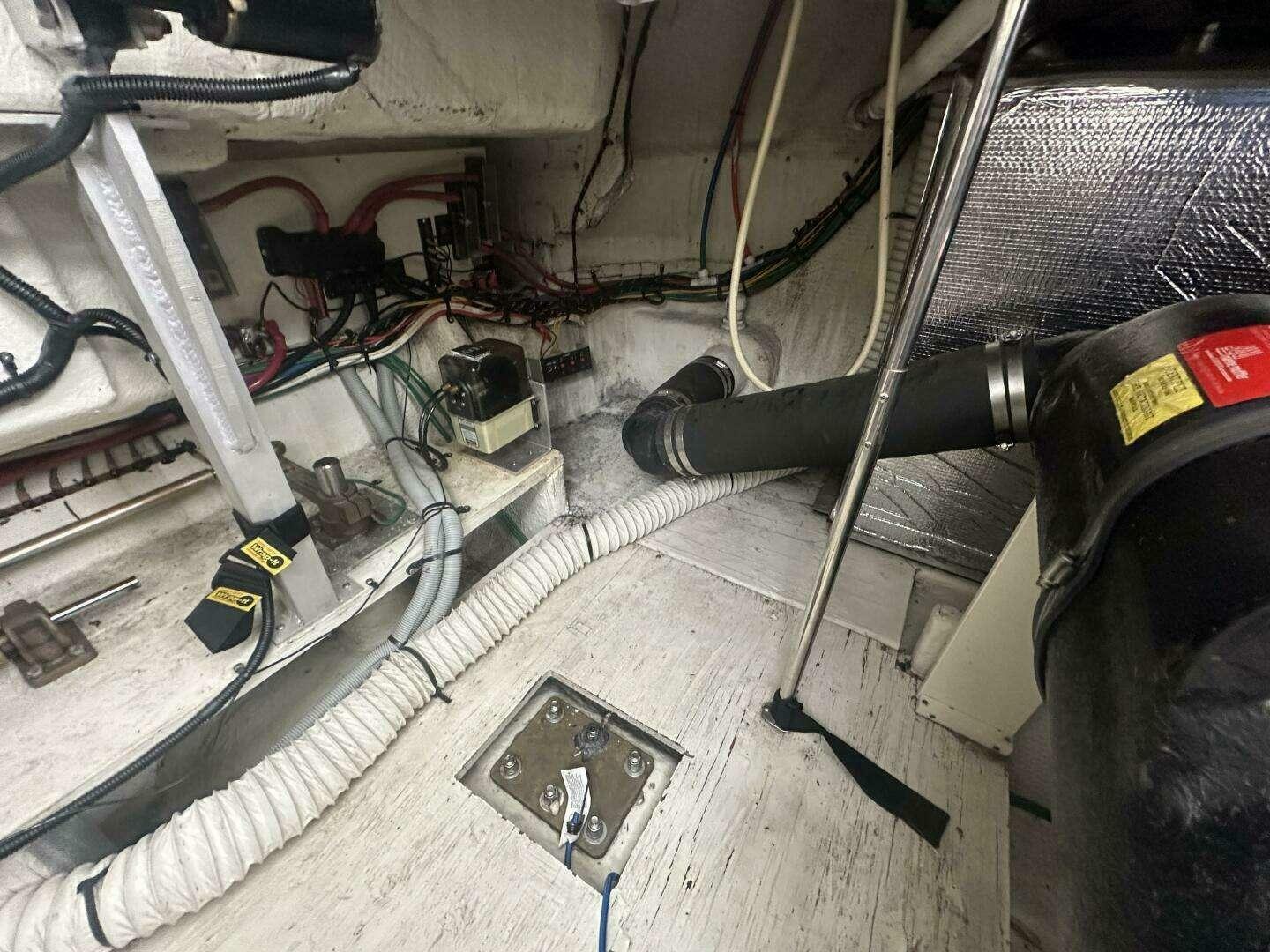 2001-cruisers-yachts-3672-express-power-9808465-20250523140428073-1_XLARGE