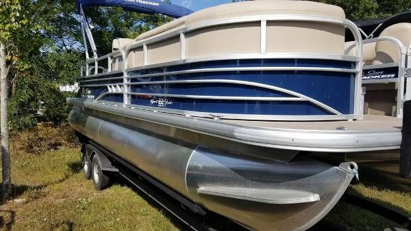 2020 Sun Tracker boat for sale, model of the boat is SF 22 DLX & Image # 1 of 8