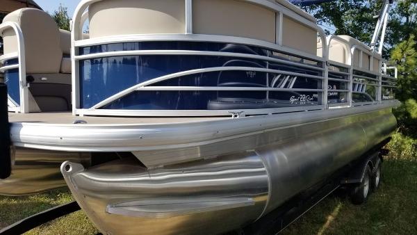 2020 Sun Tracker boat for sale, model of the boat is SF 22 DLX & Image # 3 of 8