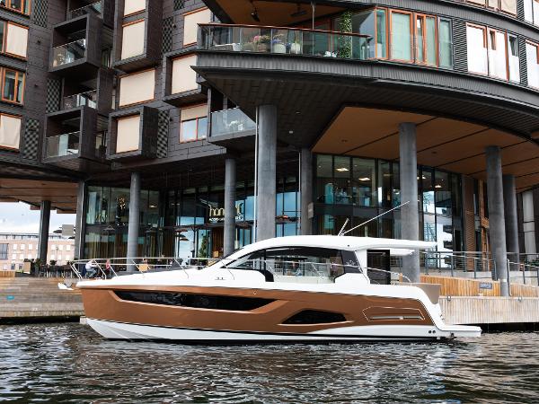 2022 Sealine C390