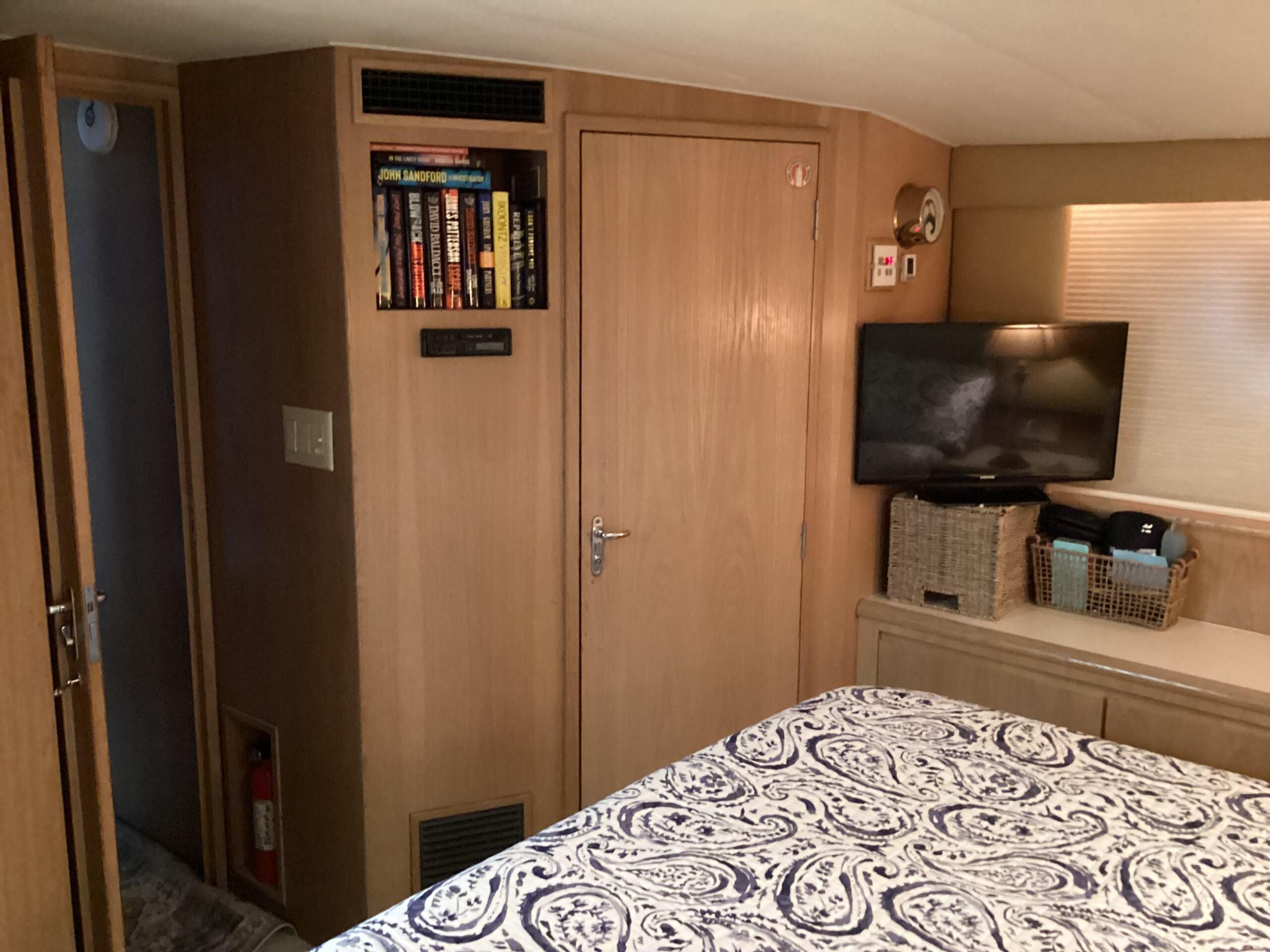 MASTER STATEROOM LOOKING FORWARD
