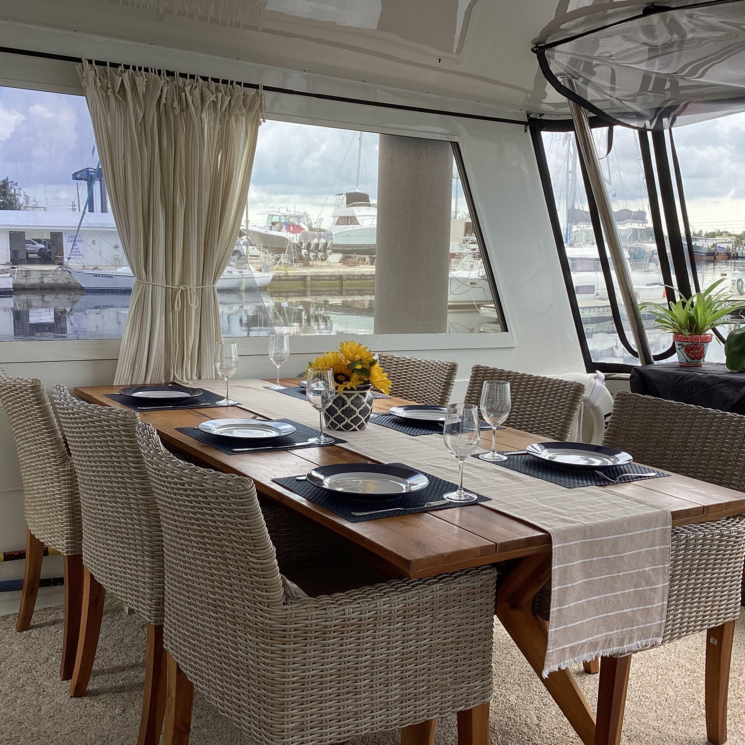 AFT DECK W/DINING TABLE FOR 6