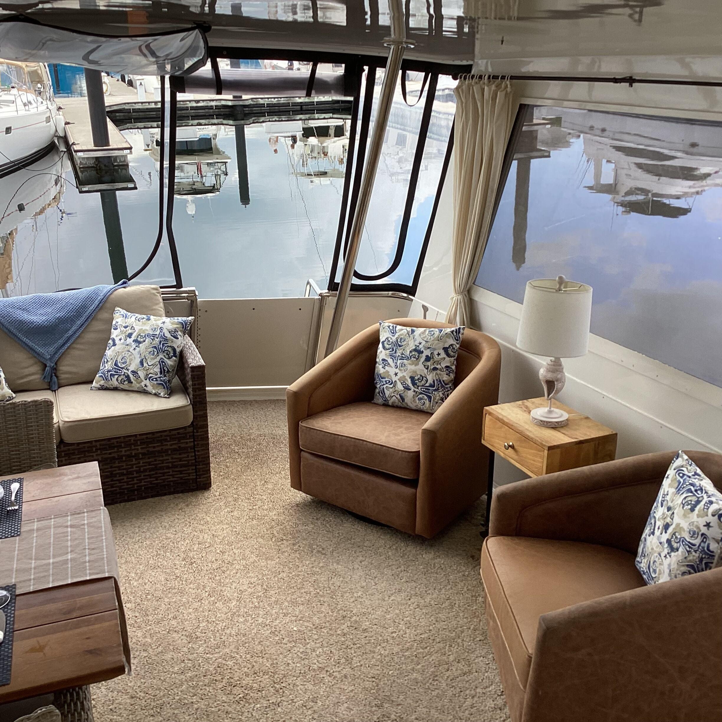AFT DECK STERN ENTRANCE, SETEE & LOUNGE