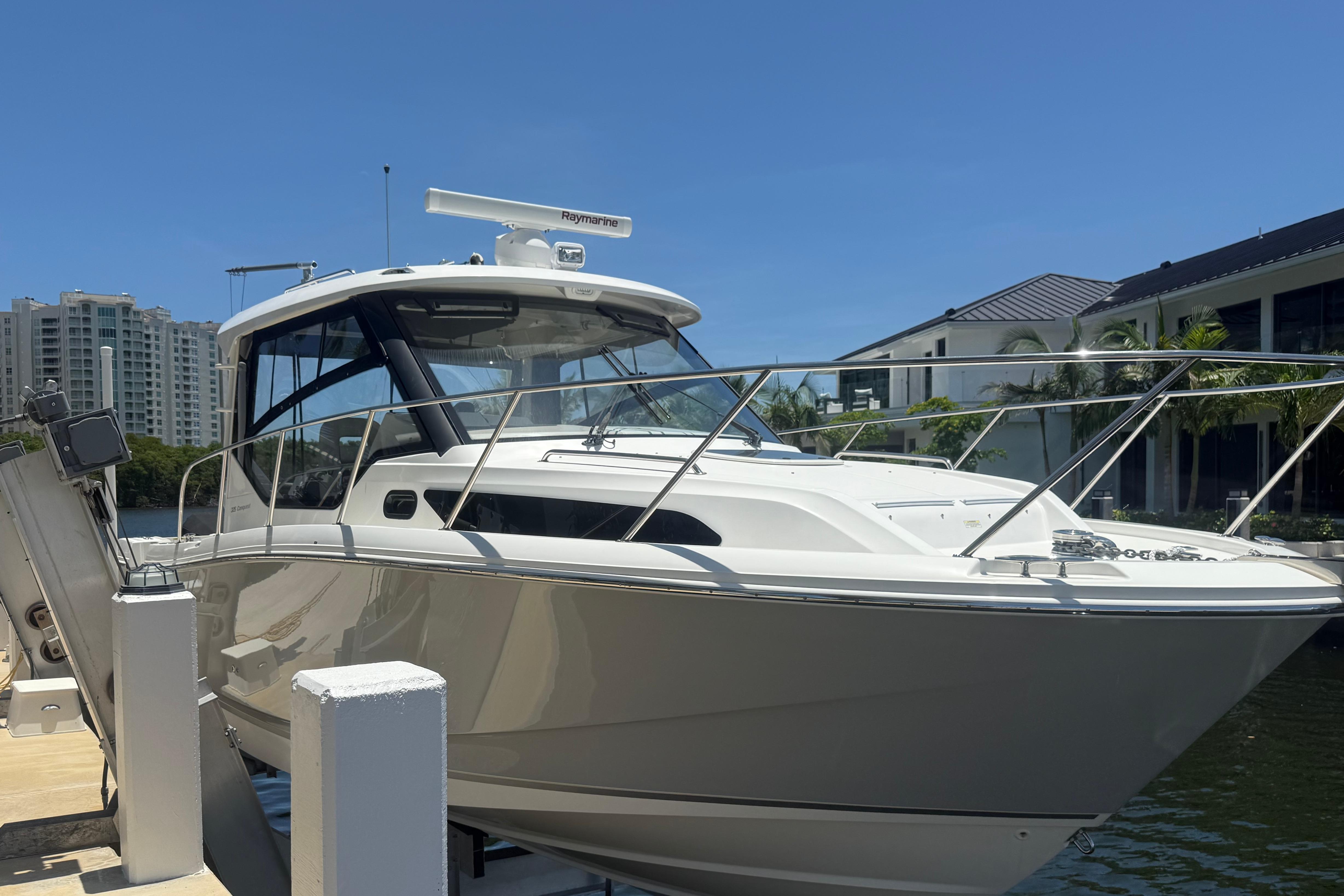 2021 Boston Whaler 325 Conquest