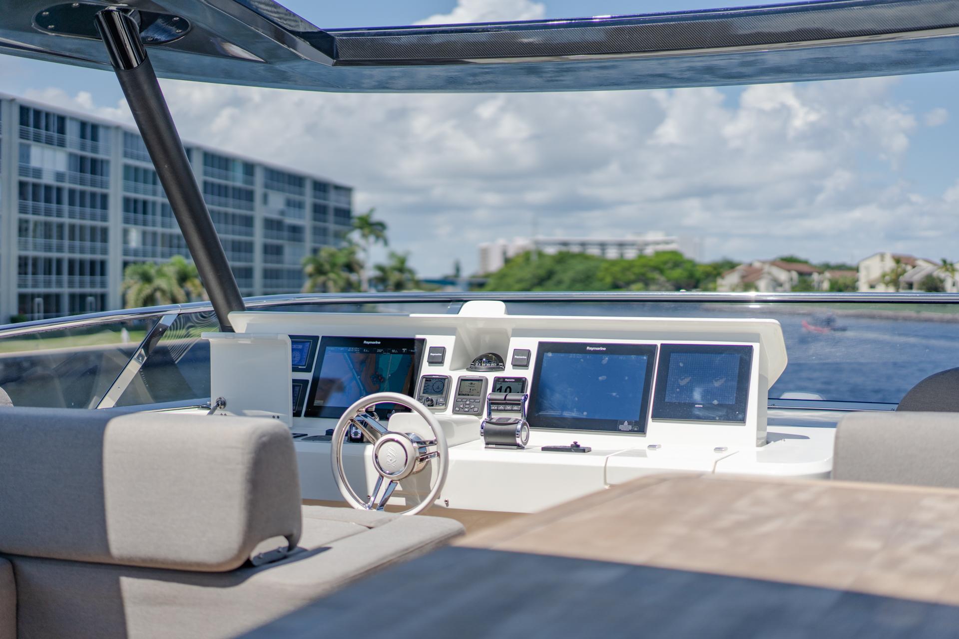 Monte Carlos Yachts 80 Panda - Flybridge Helm Station