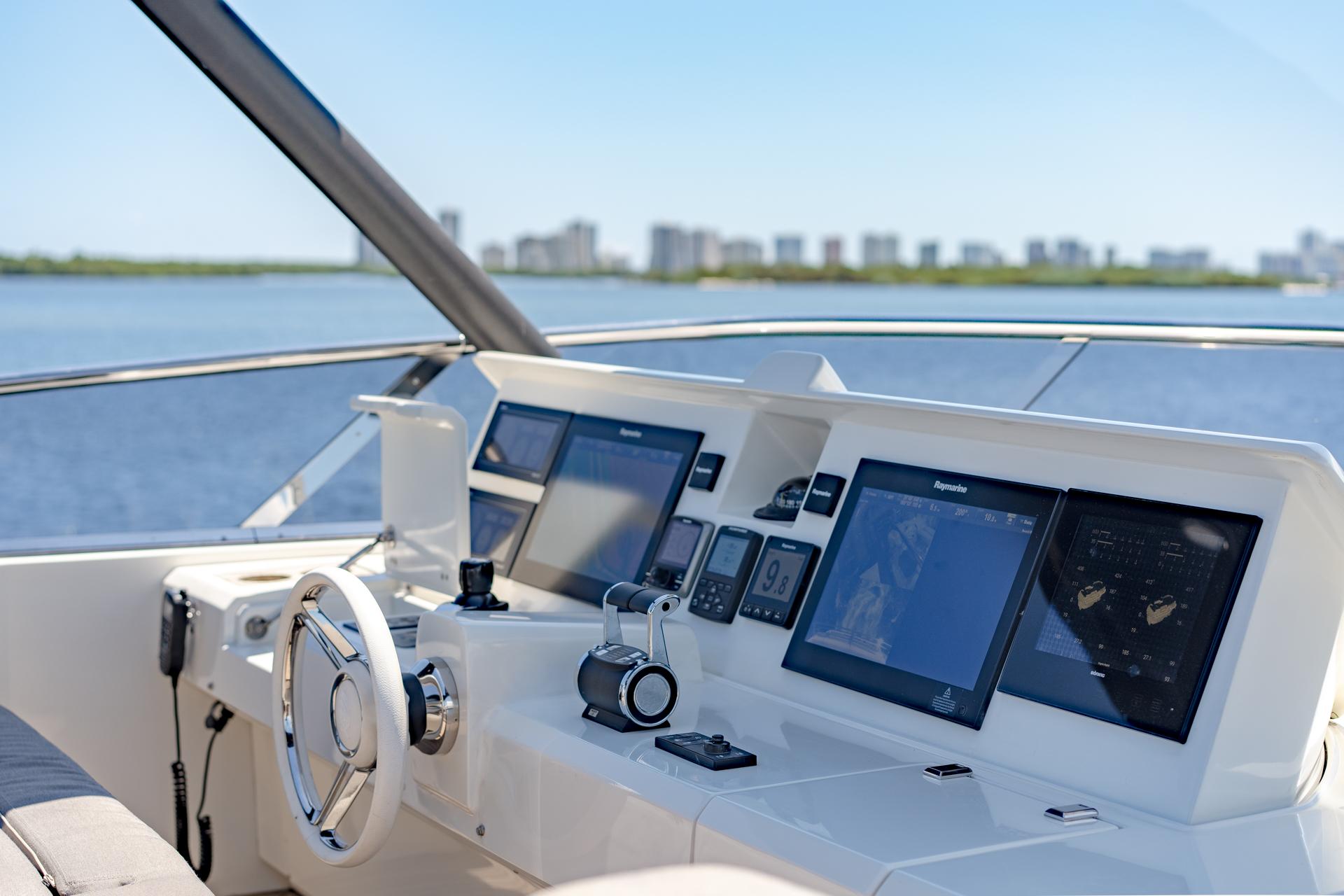 Monte Carlos Yachts 80 Panda - Flybridge Helm Station