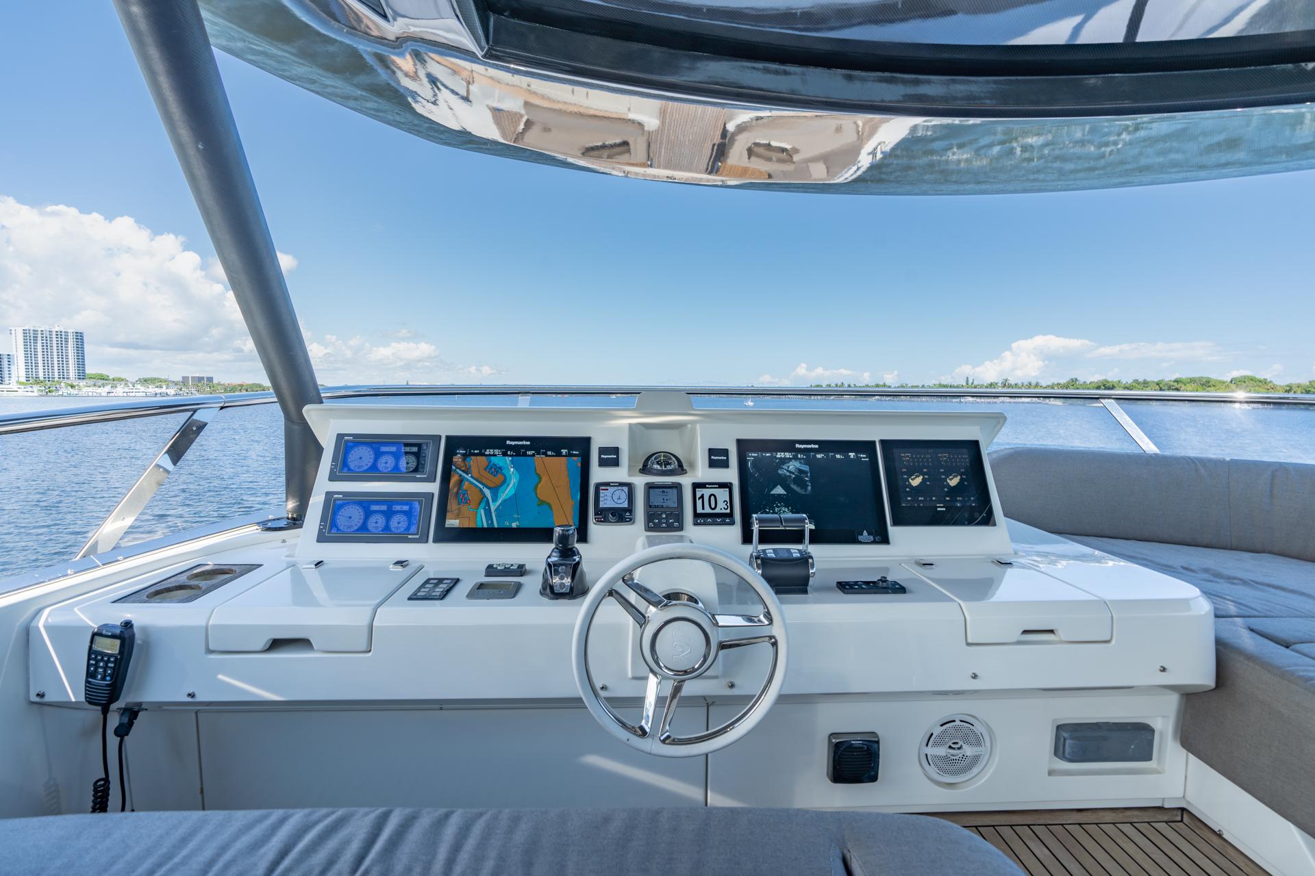 Monte Carlos Yachts 80 Panda - Flybridge Helm Station