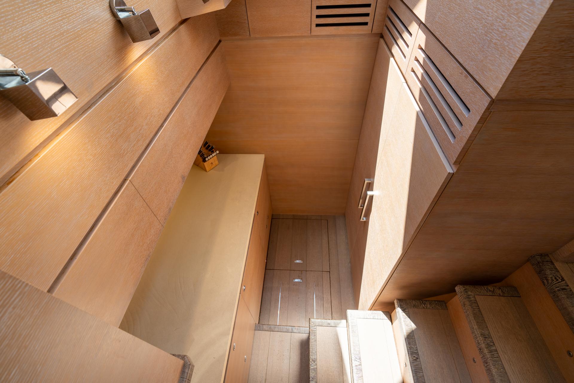 Monte Carlos Yachts 80 Panda - Stairway