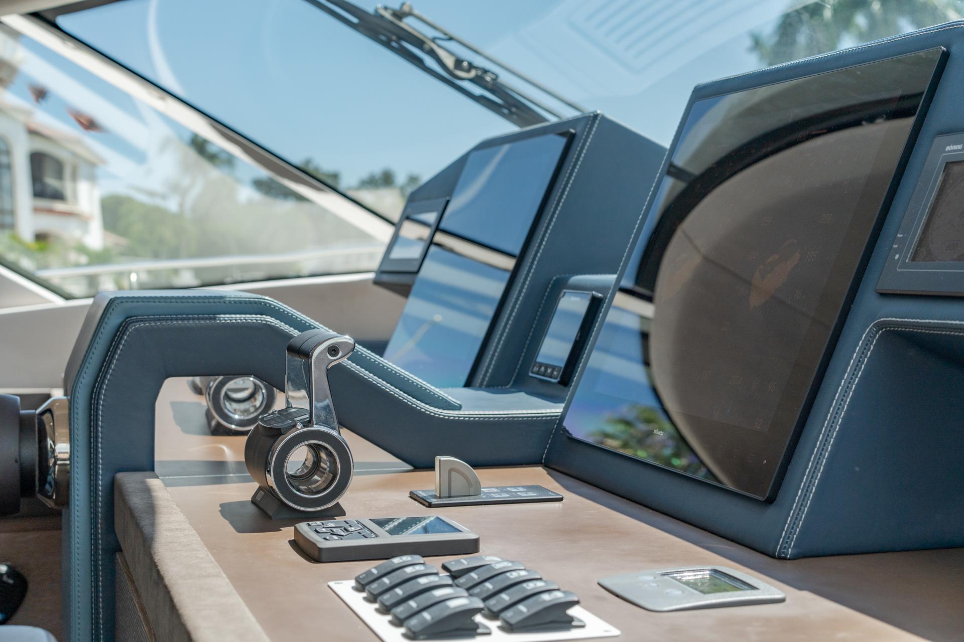 Monte Carlos Yachts 80 Panda - Main Helm Station