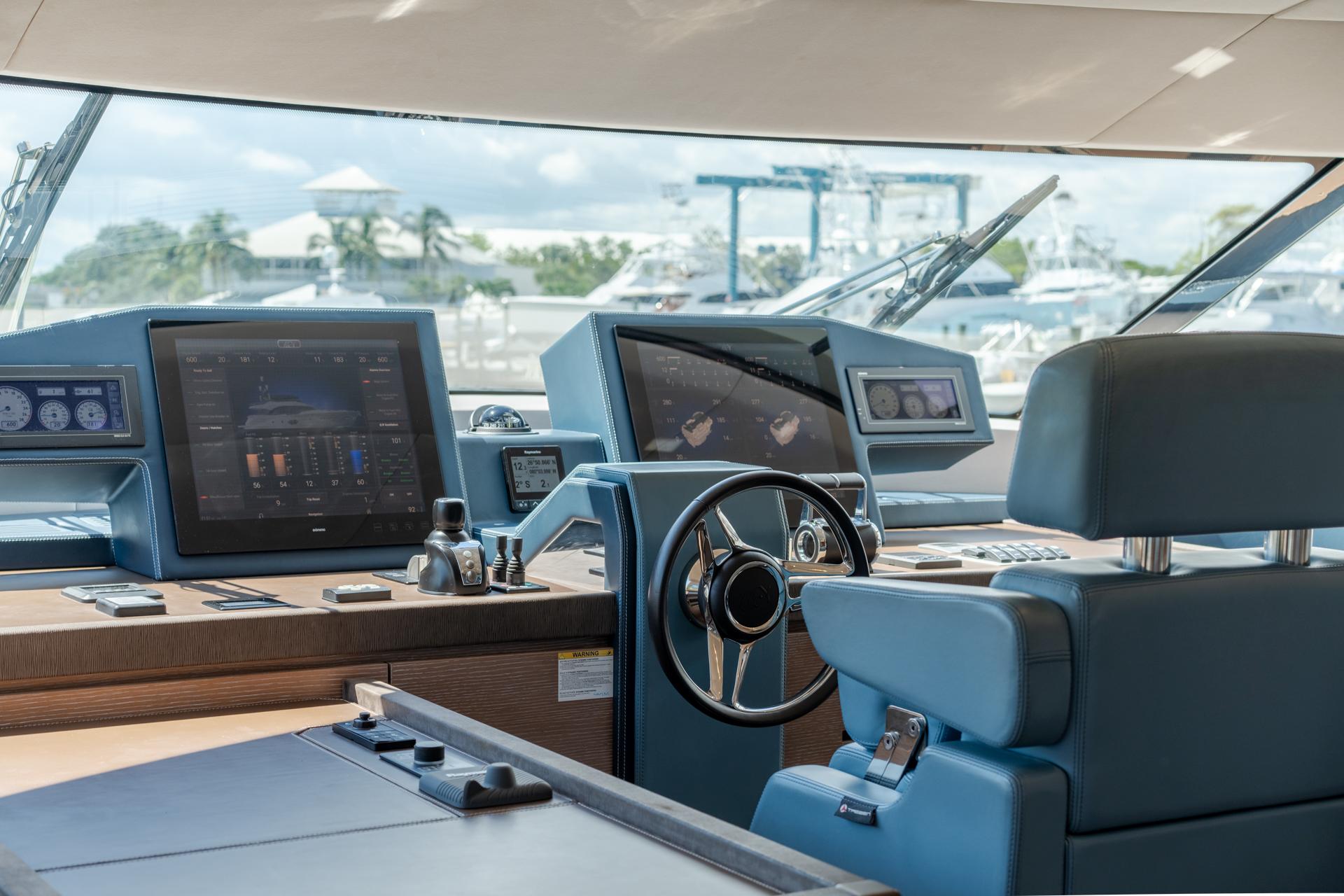 Monte Carlos Yachts 80 Panda - Main Helm Station