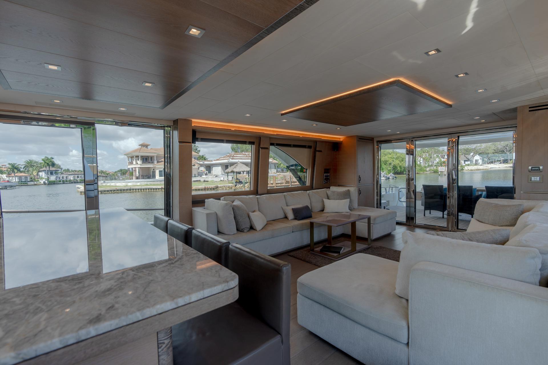 Monte Carlos Yachts 80 Panda - Galley/Salon