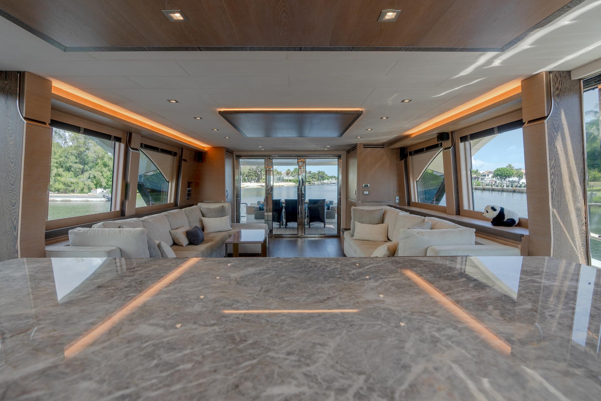 Monte Carlos Yachts 80 Panda - Galley/Salon