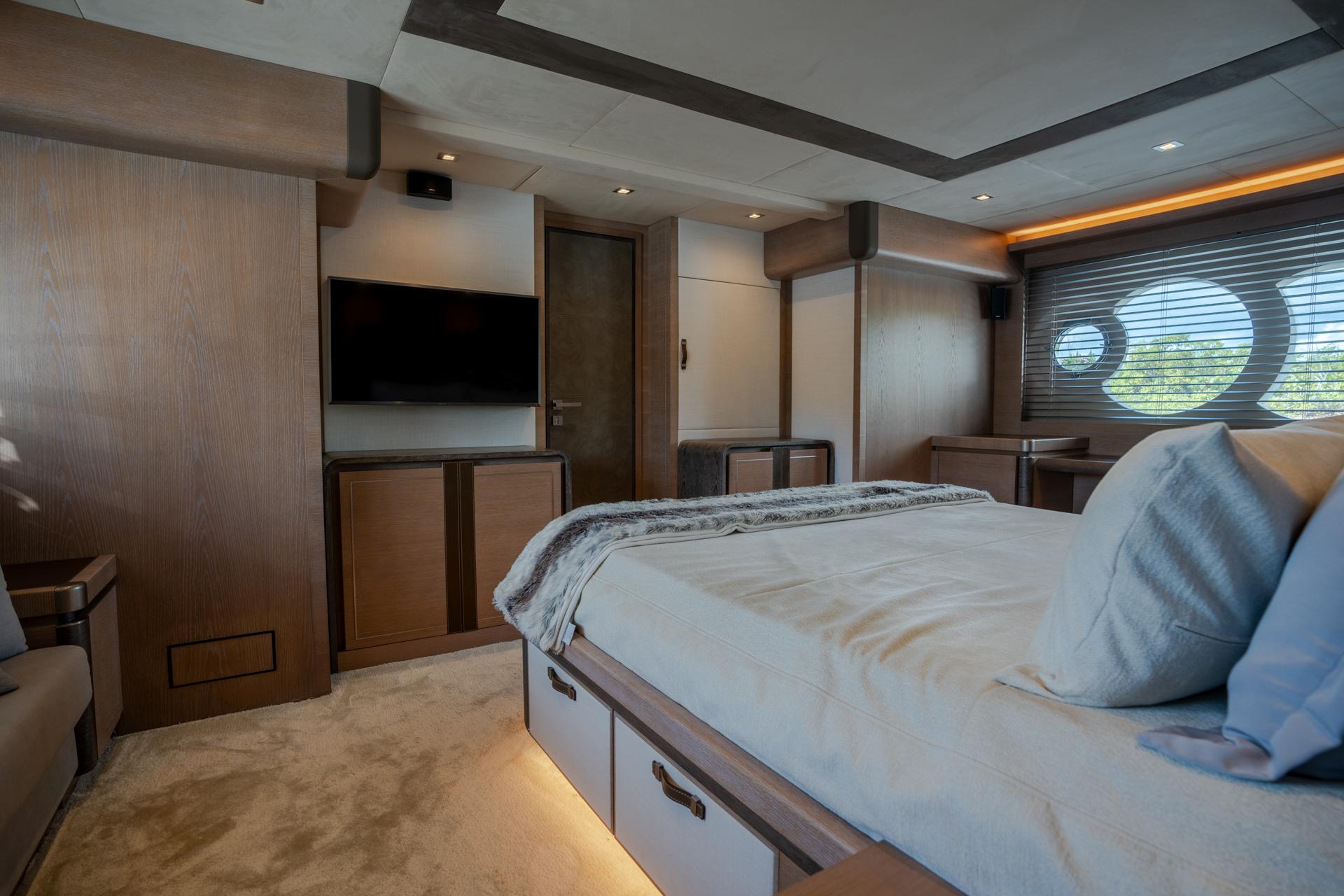 Monte Carlos Yachts 80 Panda - Master Stateroom