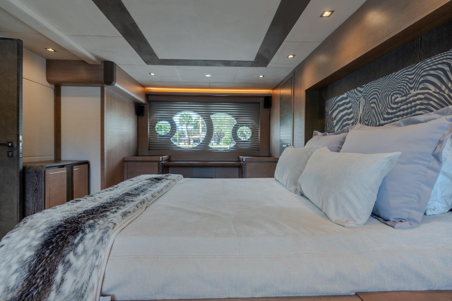 Monte Carlos Yachts 80 Panda - Master Stateroom