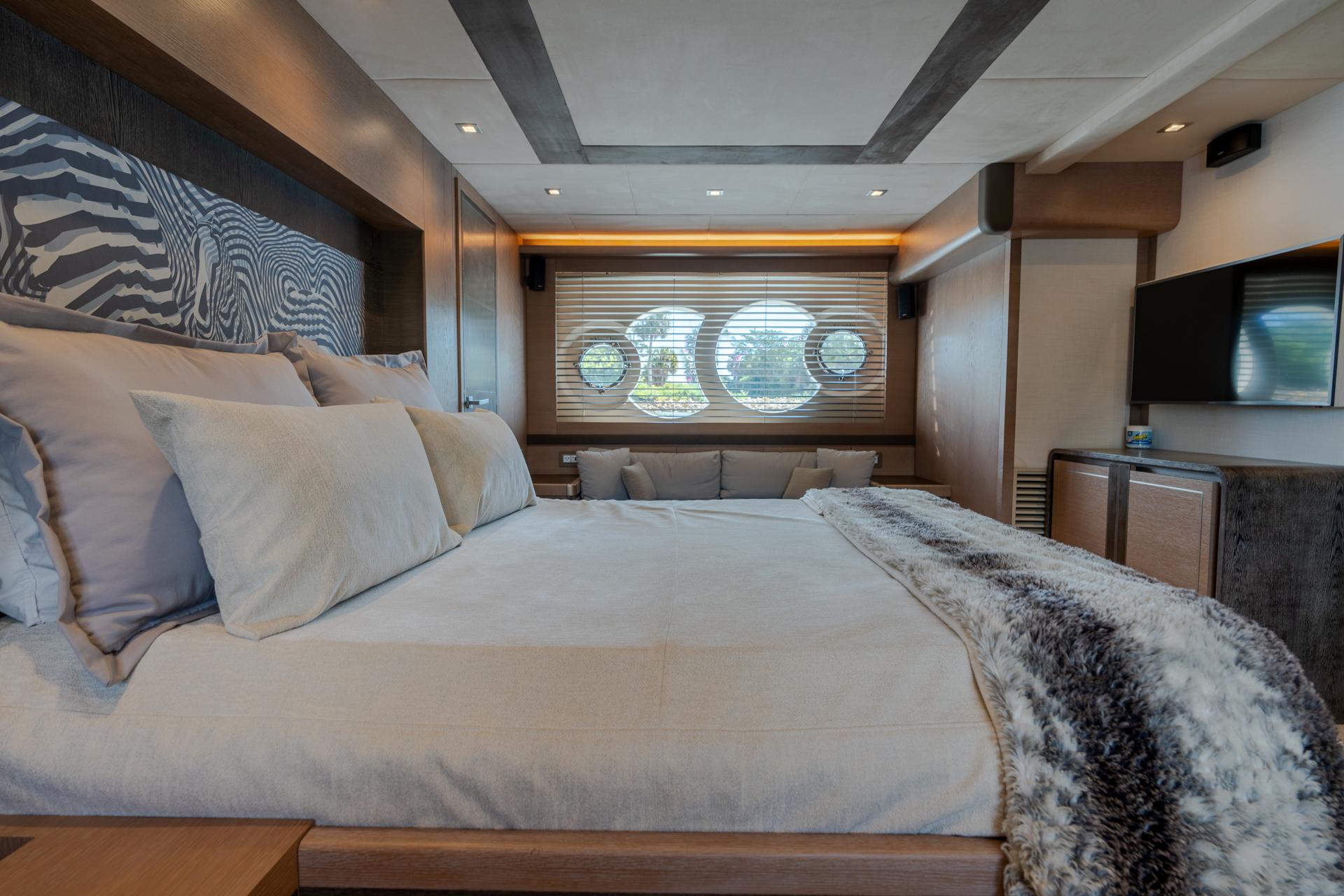 Monte Carlos Yachts 80 Panda - Master Stateroom