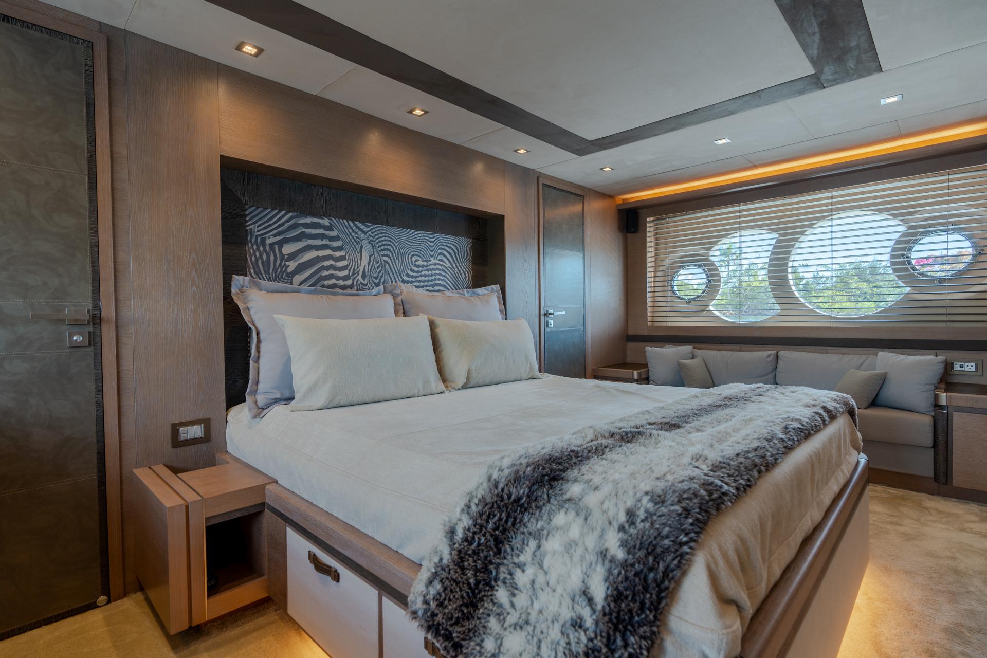 Monte Carlos Yachts 80 Panda - Master Stateroom