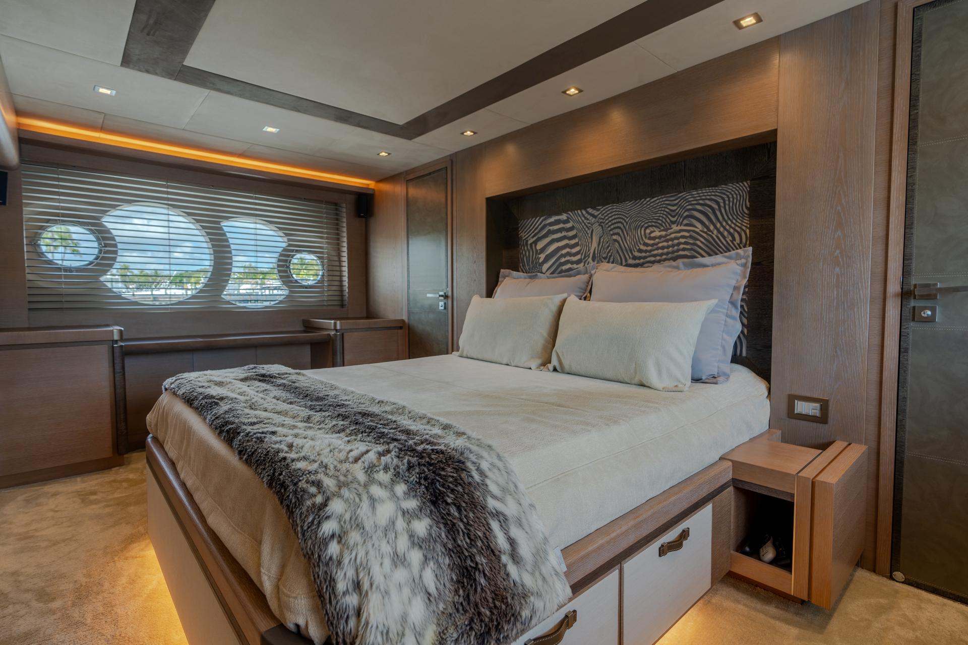 Monte Carlos Yachts 80 Panda - Master Stateroom